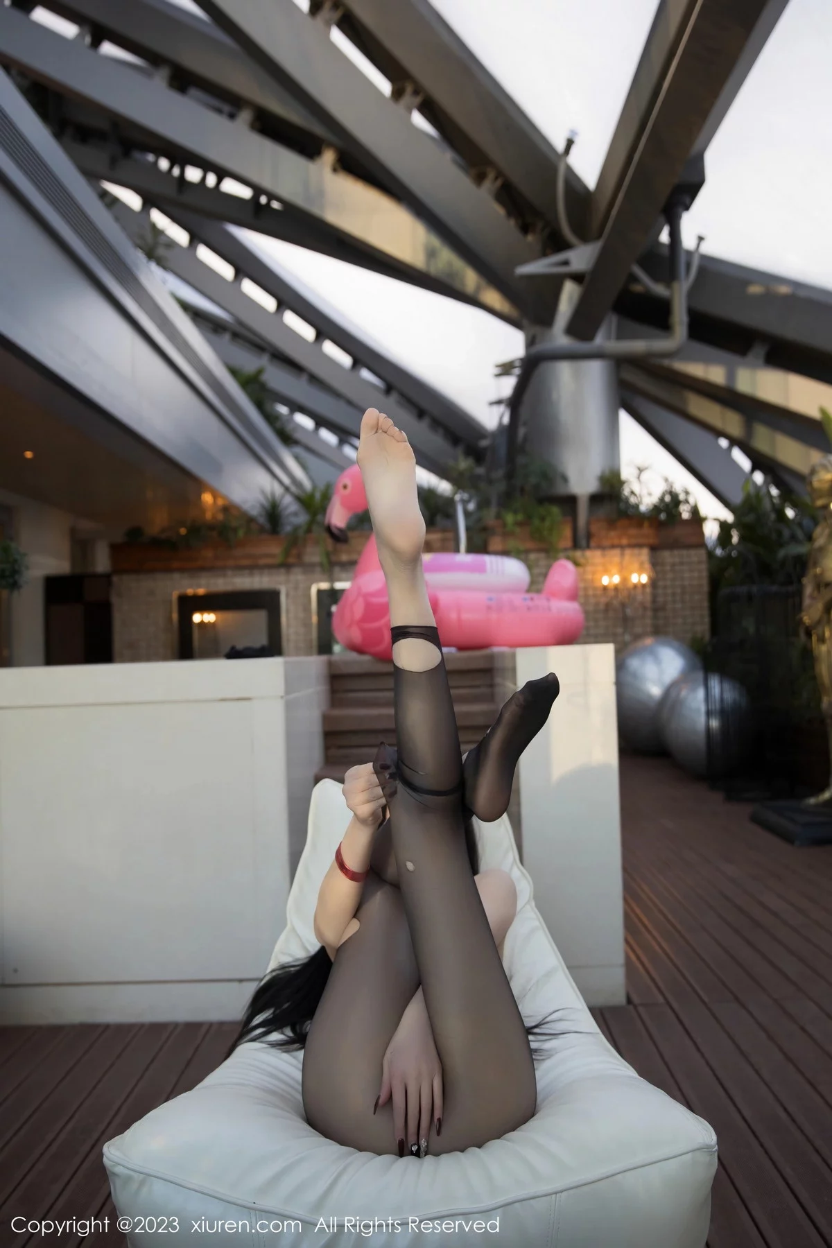 [[XiuRen秀人网]秀人网]No.6294_新人模特大琪琪Emily脱黑色外衣露红色情趣内衣秀玲珑身段写真95P