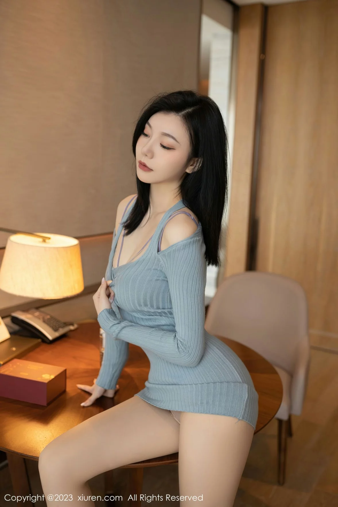 [[XiuRen秀人网]秀人网]No.6300_模特安然anran同学的妈妈角色灰色连衣短裙配超薄肉丝诱惑写真80P