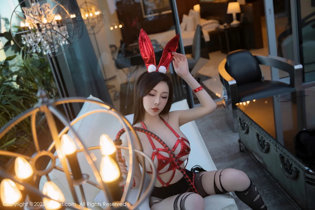 [[XiuRen秀人网]秀人网]No.6294_新人模特大琪琪Emily脱黑色外衣露红色情趣内衣秀玲珑身段写真95P