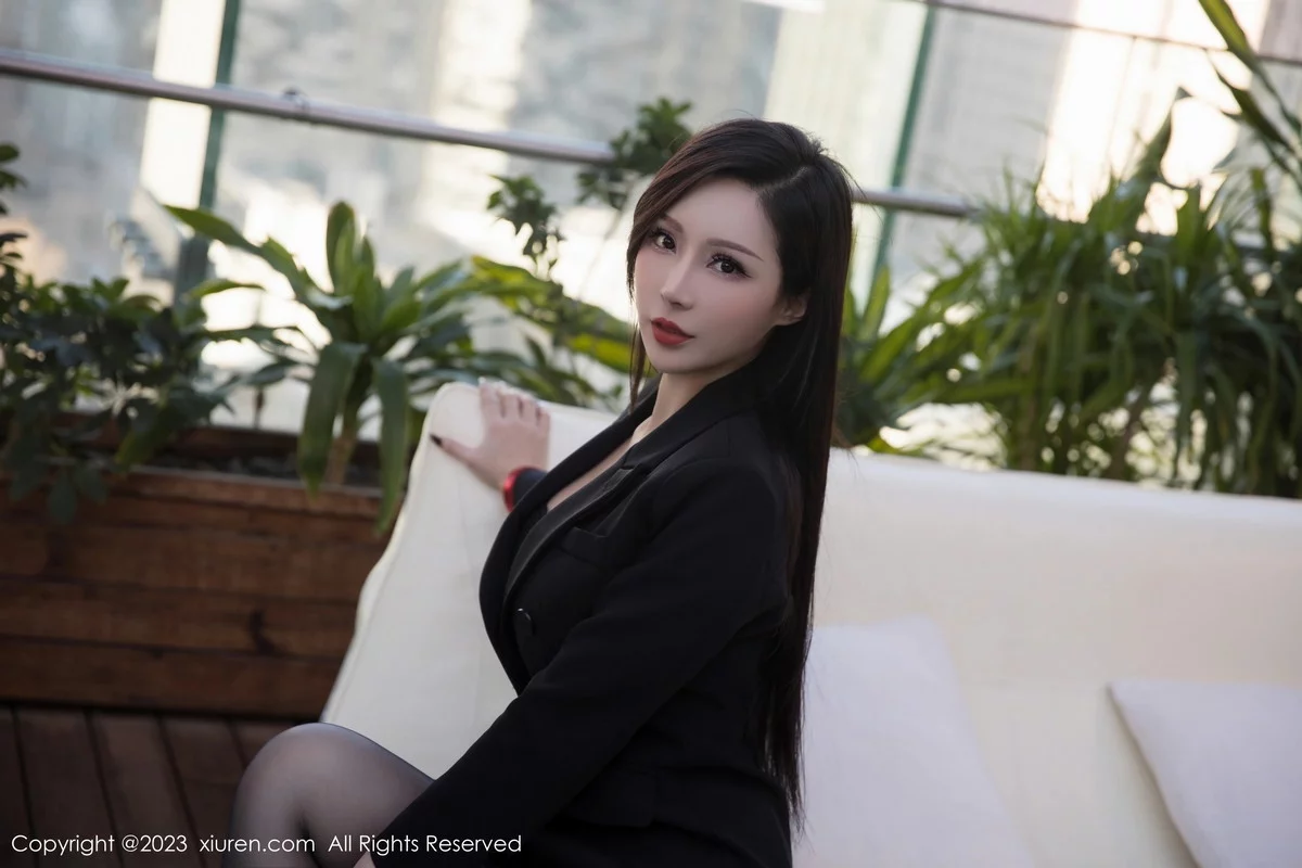 [[XiuRen秀人网]秀人网]No.6294_新人模特大琪琪Emily脱黑色外衣露红色情趣内衣秀玲珑身段写真95P