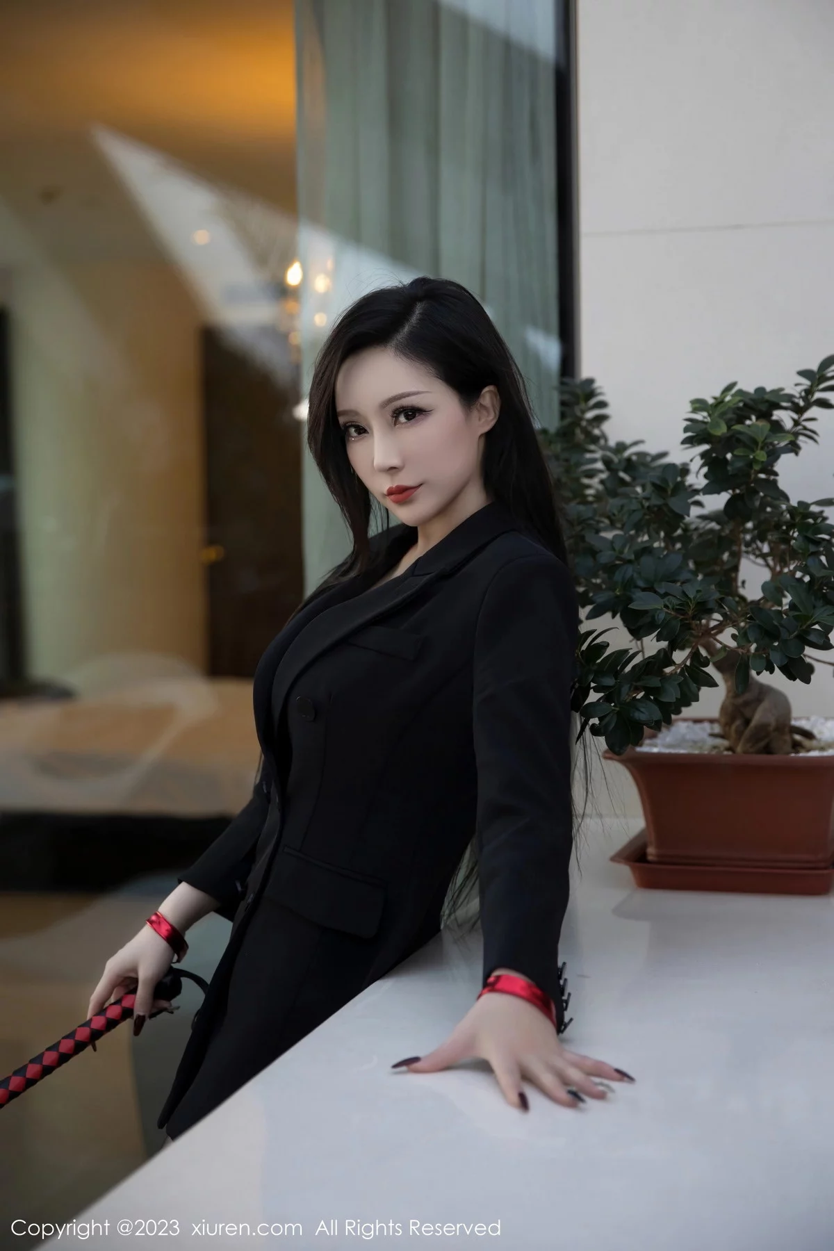 [[XiuRen秀人网]秀人网]No.6294_新人模特大琪琪Emily脱黑色外衣露红色情趣内衣秀玲珑身段写真95P