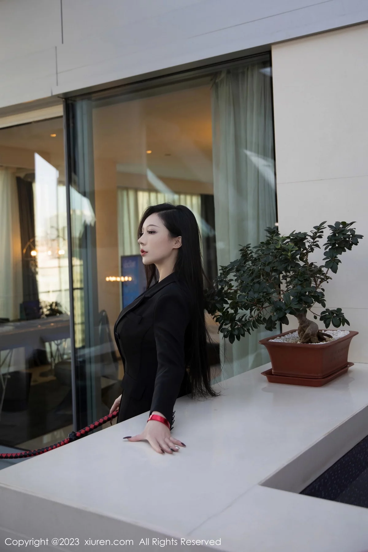 [[XiuRen秀人网]秀人网]No.6294_新人模特大琪琪Emily脱黑色外衣露红色情趣内衣秀玲珑身段写真95P