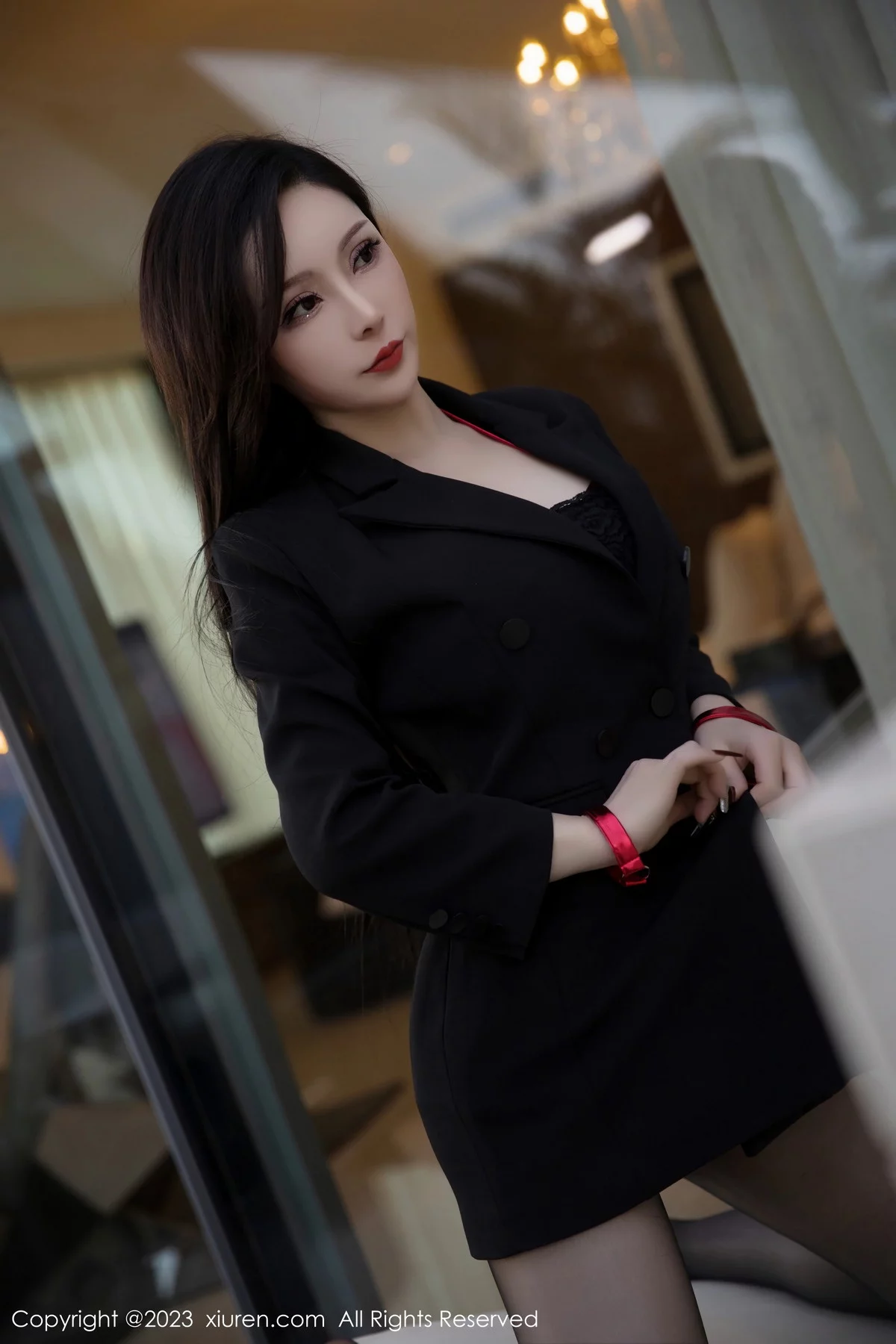 [[XiuRen秀人网]秀人网]No.6294_新人模特大琪琪Emily脱黑色外衣露红色情趣内衣秀玲珑身段写真95P