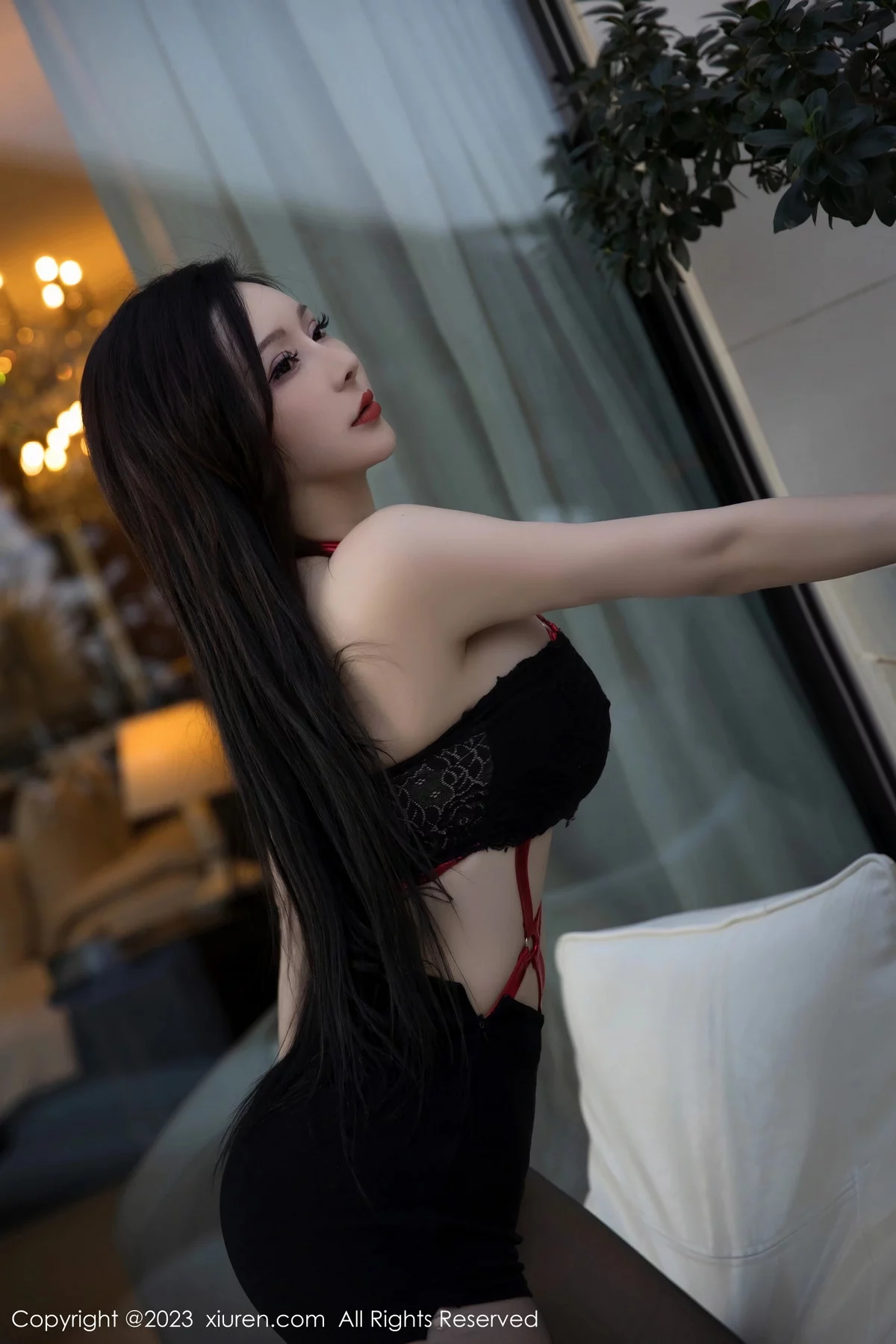 [[XiuRen秀人网]秀人网]No.6294_新人模特大琪琪Emily脱黑色外衣露红色情趣内衣秀玲珑身段写真95P