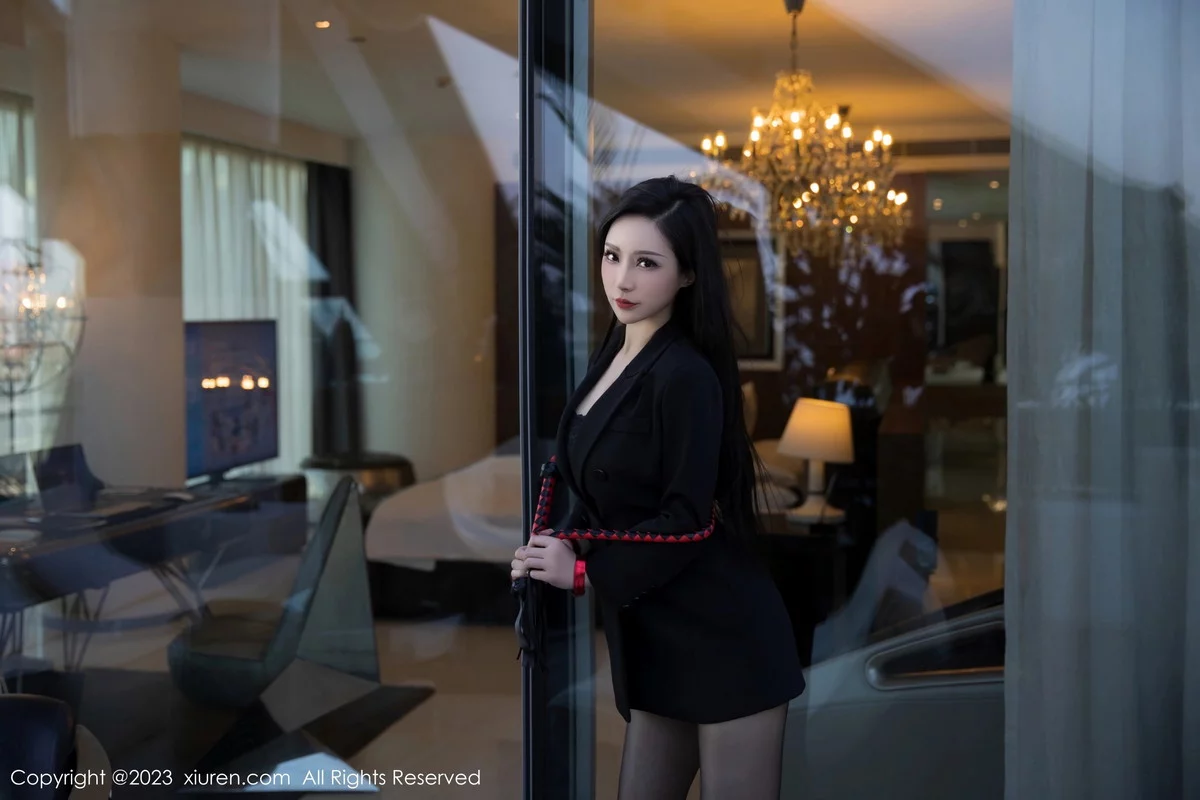 [[XiuRen秀人网]秀人网]No.6294_新人模特大琪琪Emily脱黑色外衣露红色情趣内衣秀玲珑身段写真95P