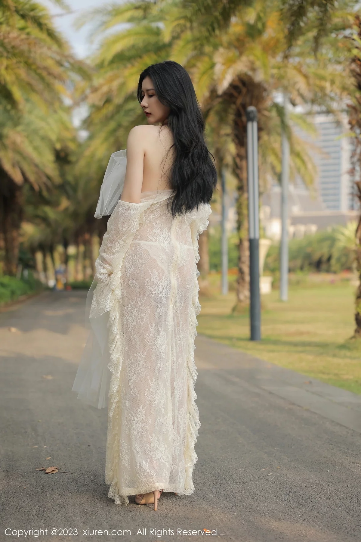[[XiuRen秀人网]秀人网]No.6303_模特尹甜甜海南旅拍性感白色蕾丝婚纱透视秀完美身材诱惑写真54P