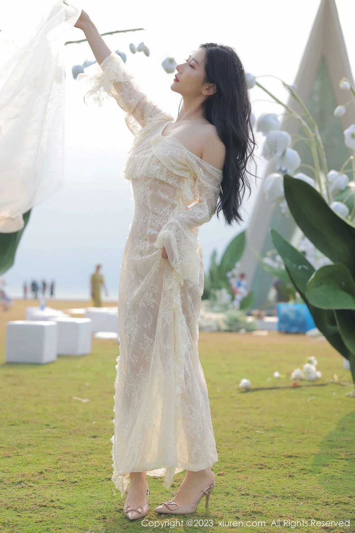 [[XiuRen秀人网]秀人网]No.6303_模特尹甜甜海南旅拍性感白色蕾丝婚纱透视秀完美身材诱惑写真54P