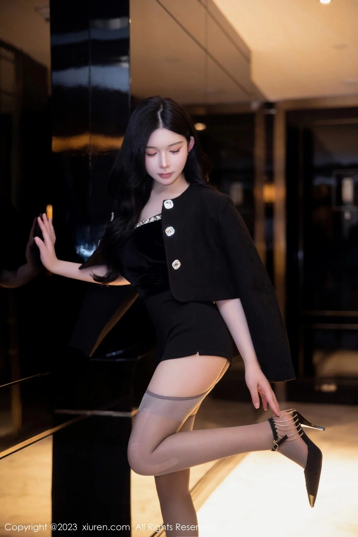 [[XiuRen秀人网]秀人网]No.6317_模特林珊珊黑色吊带短裙露轻透花色蕾丝情趣内衣撩人诱惑写真105P