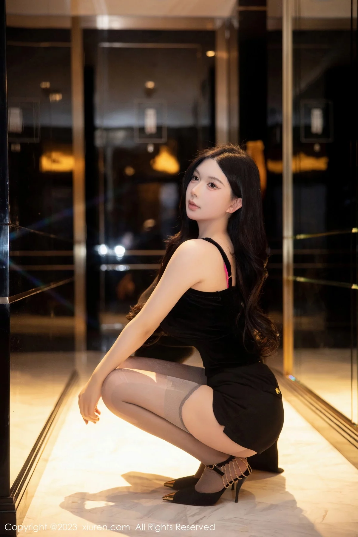 [[XiuRen秀人网]秀人网]No.6317_模特林珊珊黑色吊带短裙露轻透花色蕾丝情趣内衣撩人诱惑写真105P