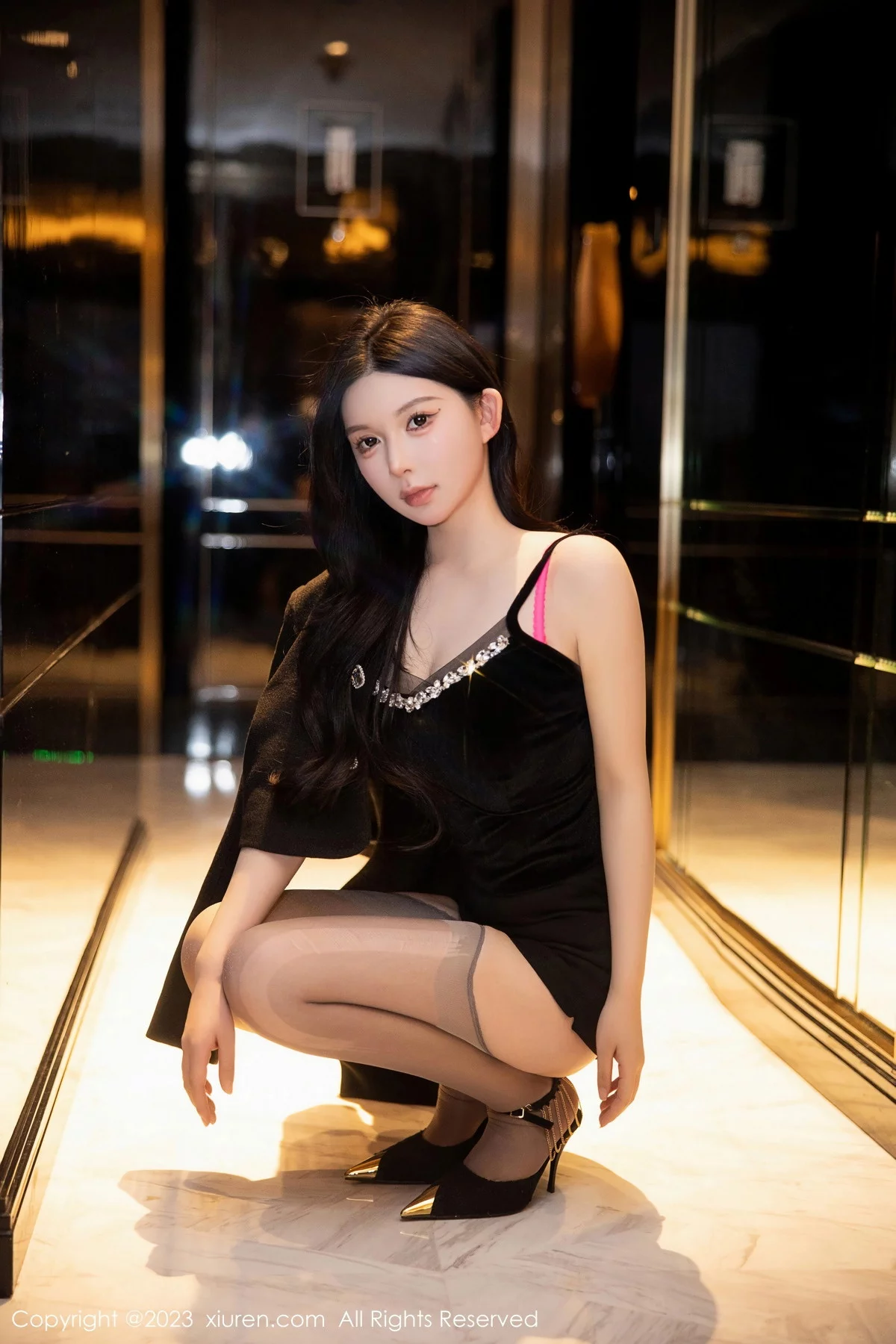 [[XiuRen秀人网]秀人网]No.6317_模特林珊珊黑色吊带短裙露轻透花色蕾丝情趣内衣撩人诱惑写真105P