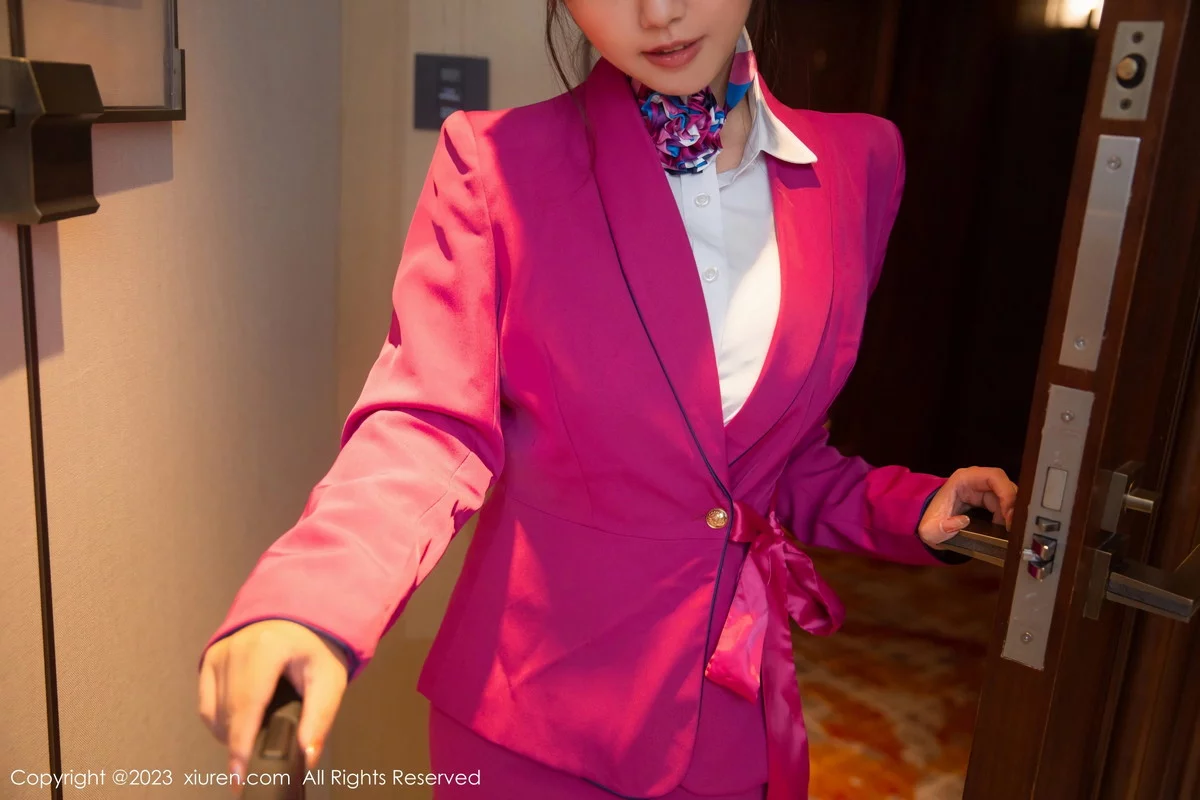 [[XiuRen秀人网]秀人网]No.6318_模特张思允Nice脱玫红空姐制服露蕾丝内衣配无内黑丝诱惑写真81P