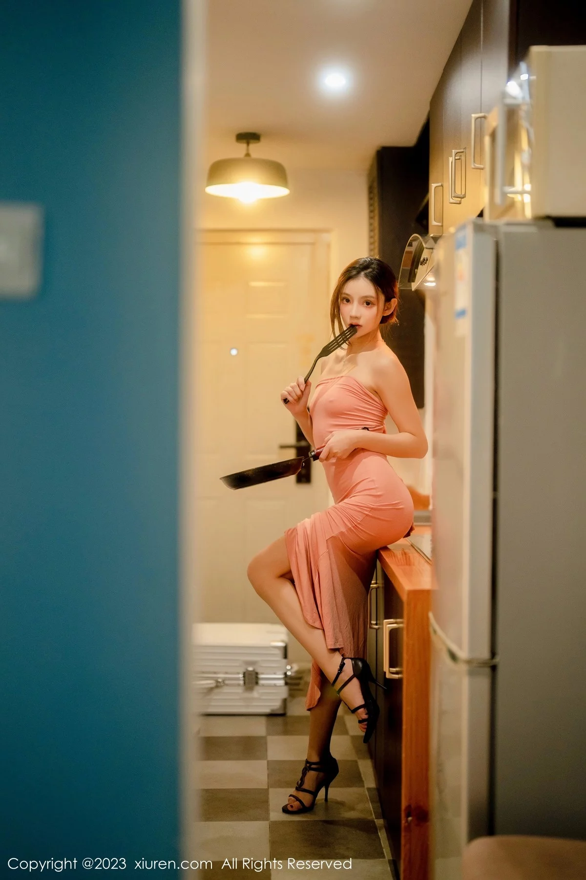 [[XiuRen秀人网]秀人网]No.6437_模特加朵babe私房性感粉色露肩连衣裙真空秀魔鬼身材诱惑写真105P