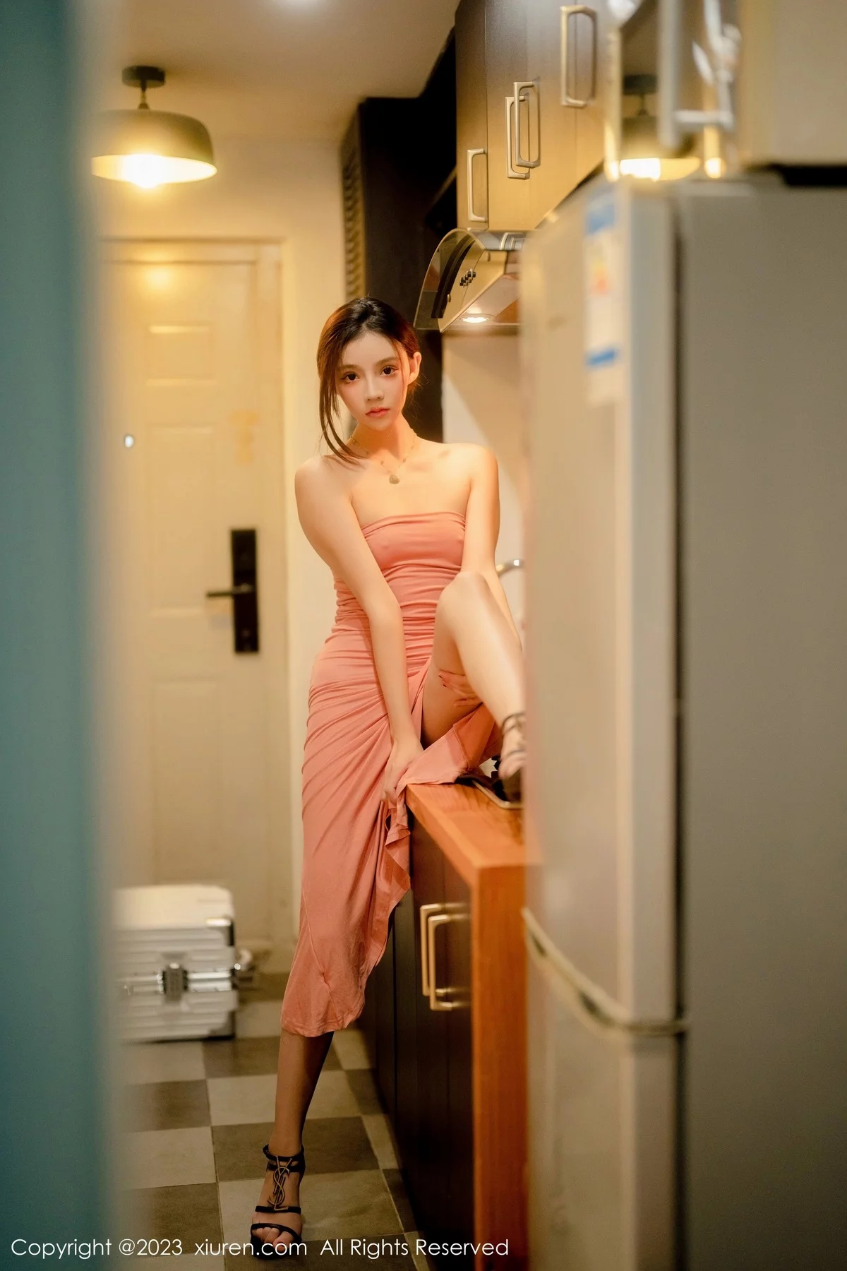 [[XiuRen秀人网]秀人网]No.6437_模特加朵babe私房性感粉色露肩连衣裙真空秀魔鬼身材诱惑写真105P