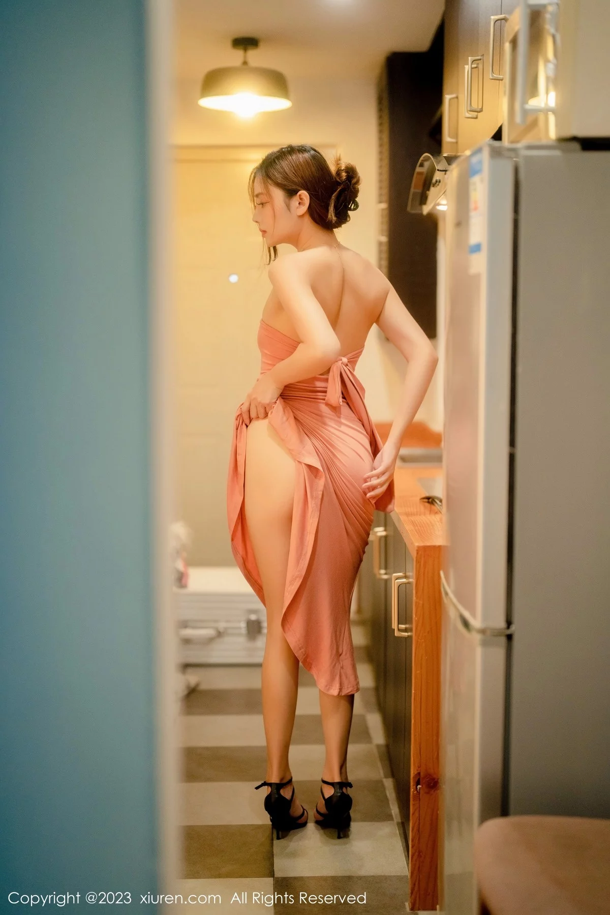 [[XiuRen秀人网]秀人网]No.6437_模特加朵babe私房性感粉色露肩连衣裙真空秀魔鬼身材诱惑写真105P