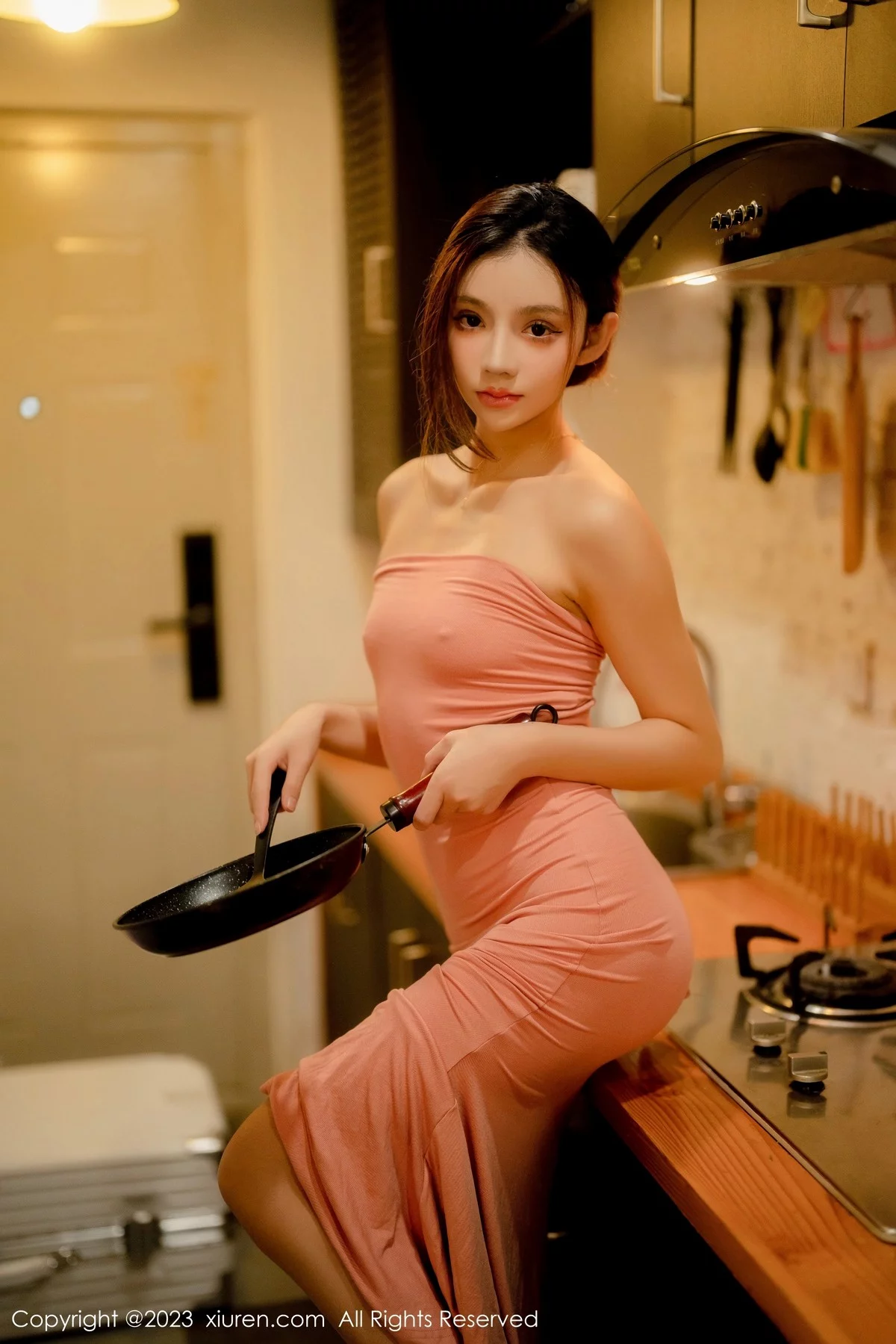 [[XiuRen秀人网]秀人网]No.6437_模特加朵babe私房性感粉色露肩连衣裙真空秀魔鬼身材诱惑写真105P