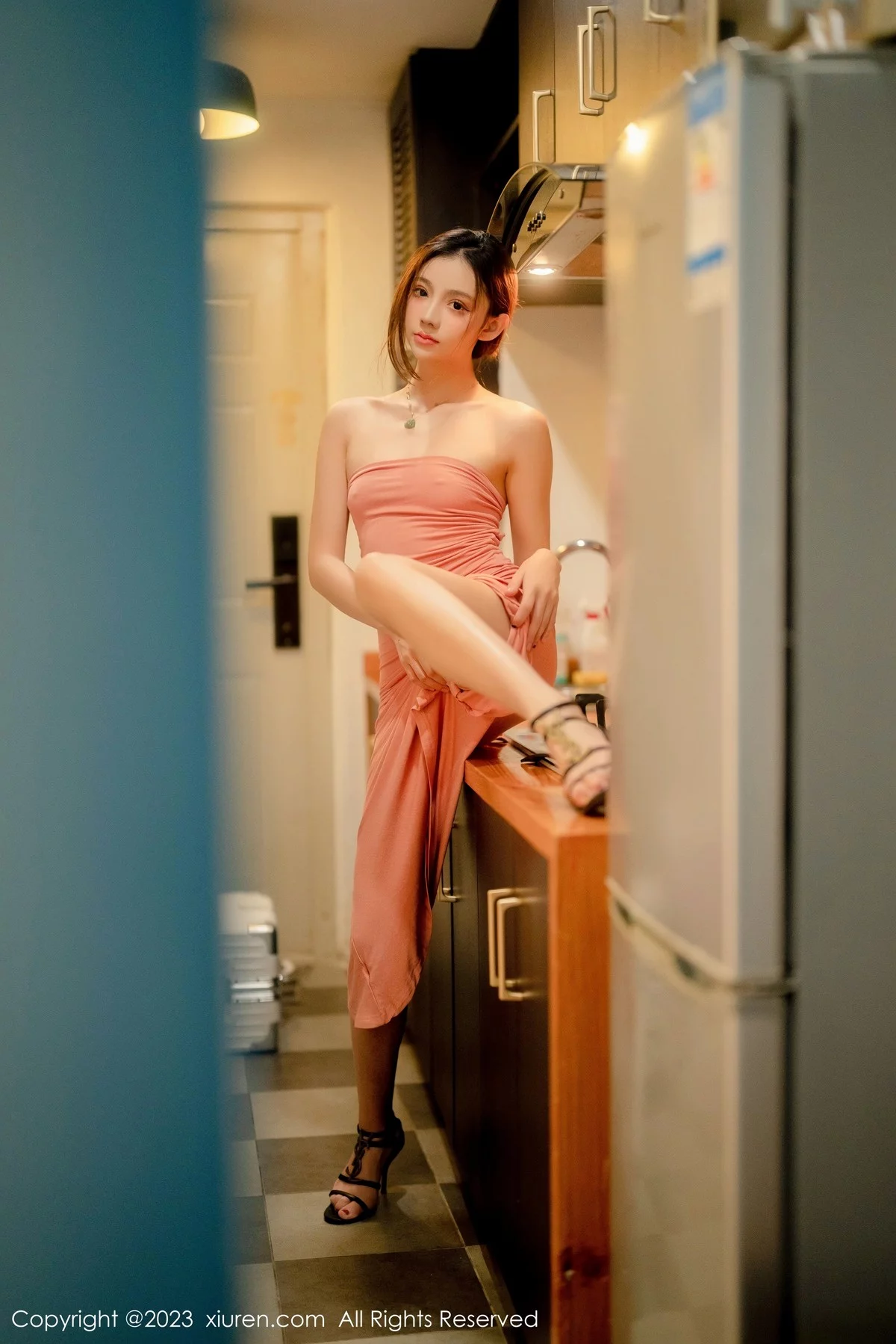 [[XiuRen秀人网]秀人网]No.6437_模特加朵babe私房性感粉色露肩连衣裙真空秀魔鬼身材诱惑写真105P