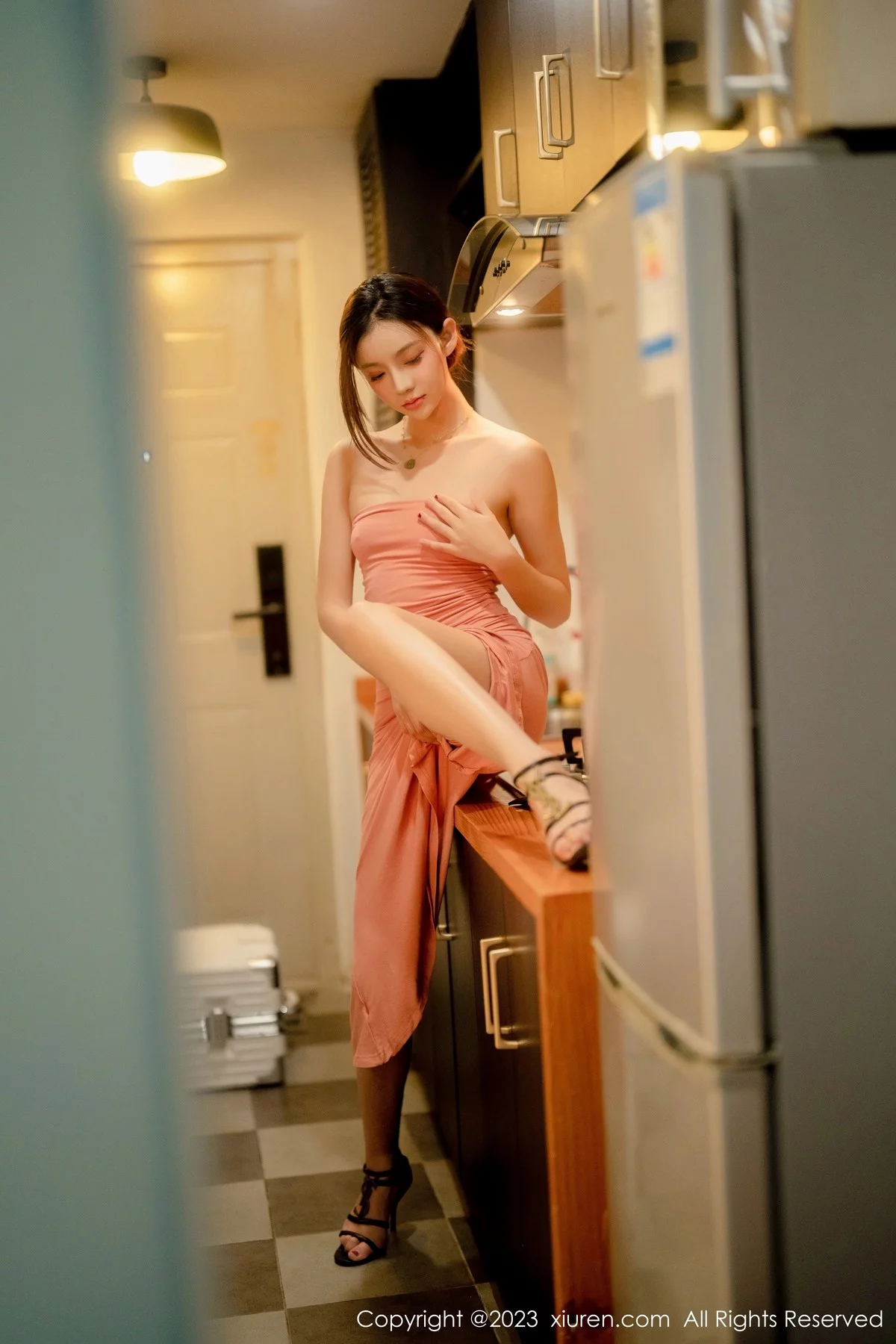 [[XiuRen秀人网]秀人网]No.6437_模特加朵babe私房性感粉色露肩连衣裙真空秀魔鬼身材诱惑写真105P