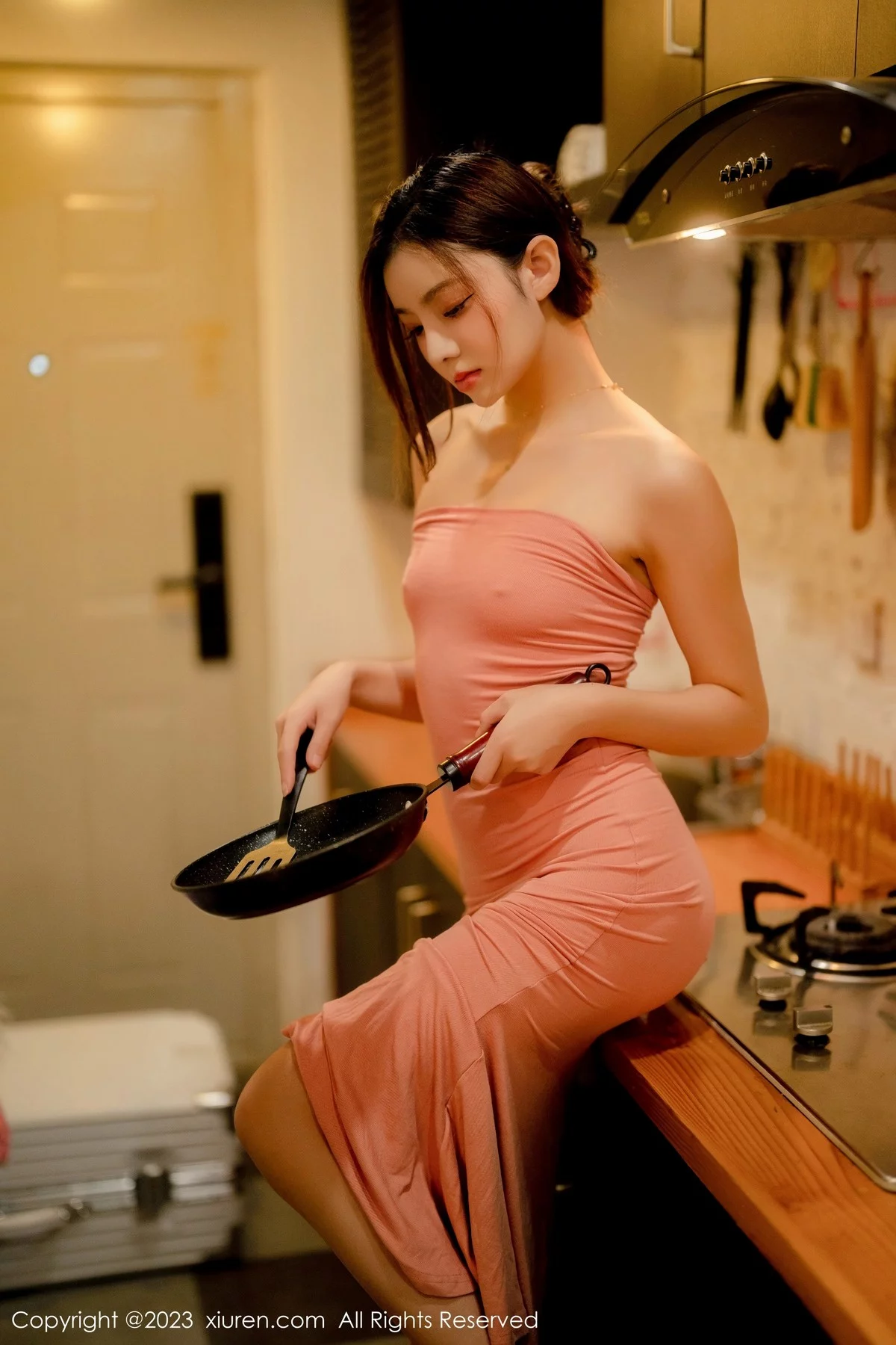 [[XiuRen秀人网]秀人网]No.6437_模特加朵babe私房性感粉色露肩连衣裙真空秀魔鬼身材诱惑写真105P