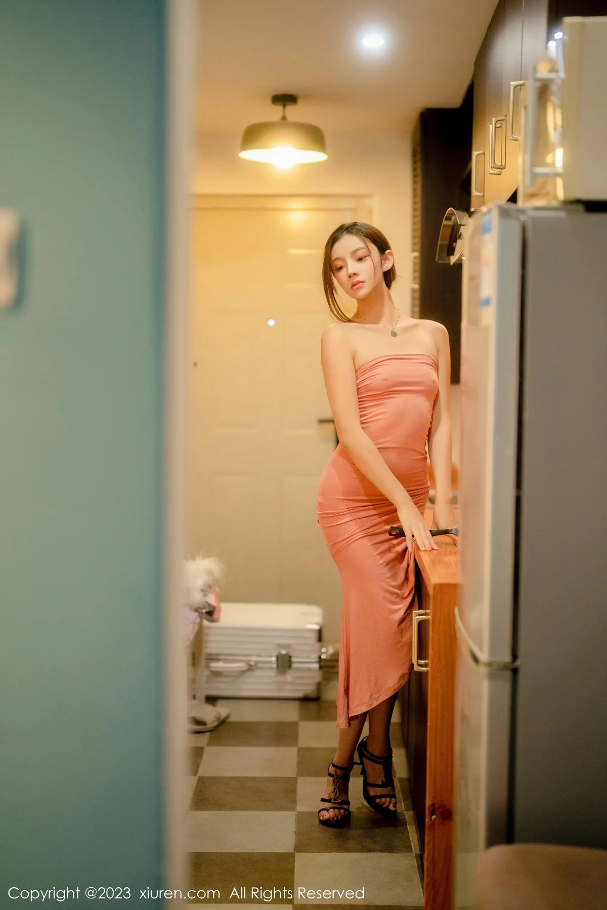 [[XiuRen秀人网]秀人网]No.6437_模特加朵babe私房性感粉色露肩连衣裙真空秀魔鬼身材诱惑写真105P