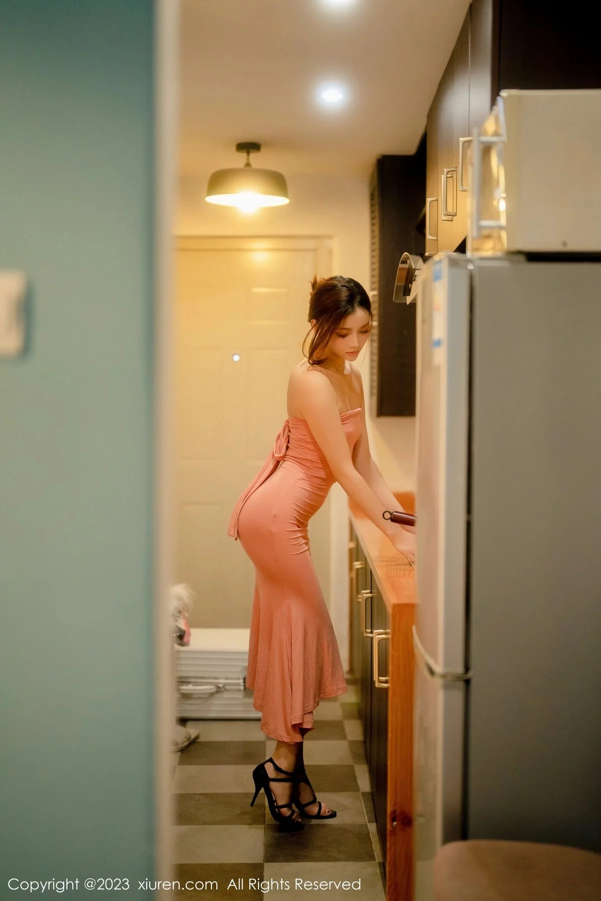 [[XiuRen秀人网]秀人网]No.6437_模特加朵babe私房性感粉色露肩连衣裙真空秀魔鬼身材诱惑写真105P