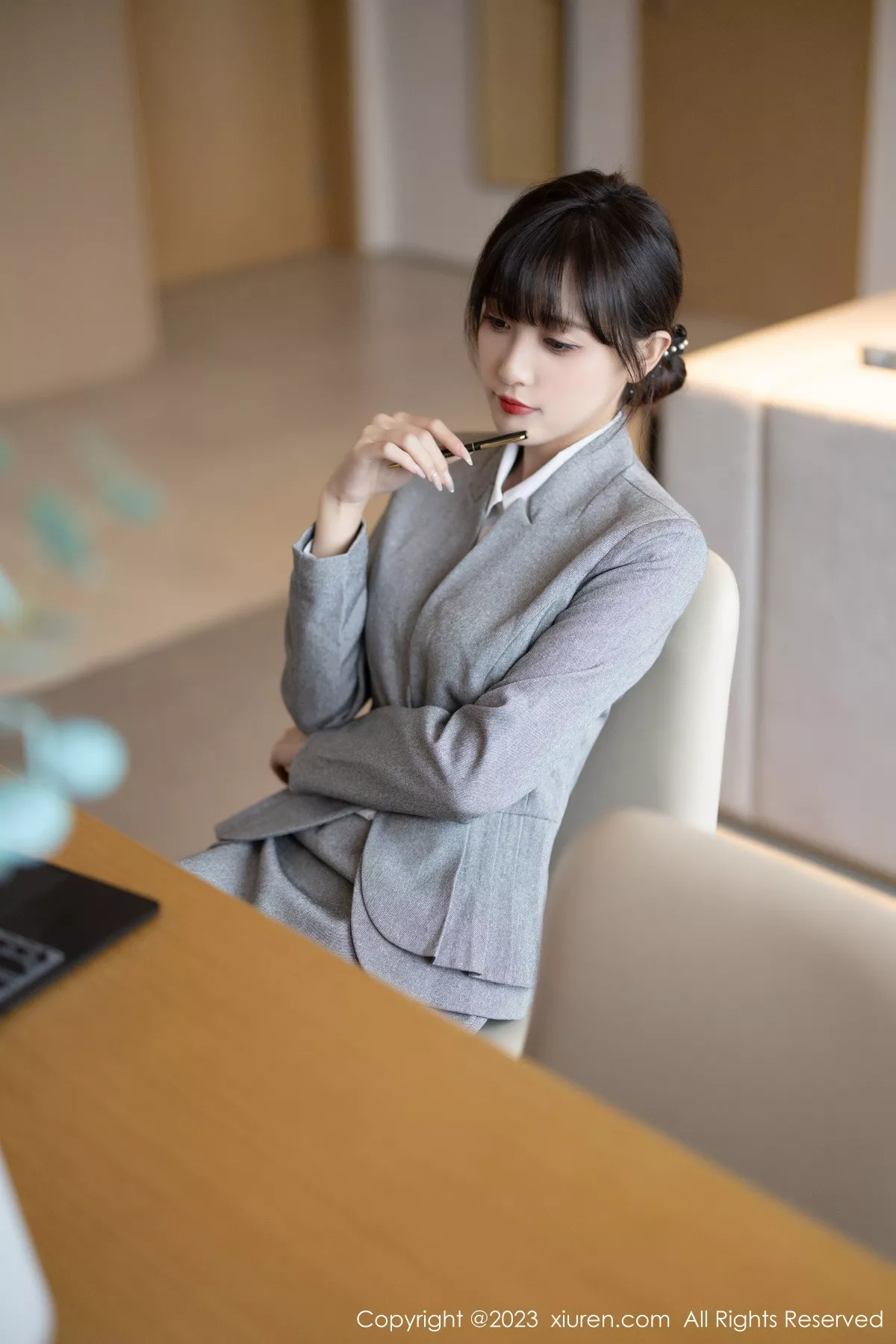 [[XiuRen秀人网]秀人网]No.7422_模特林星阑性感灰色OL服饰+淡蓝连衣短裙秀曼妙身姿诱惑写真85P