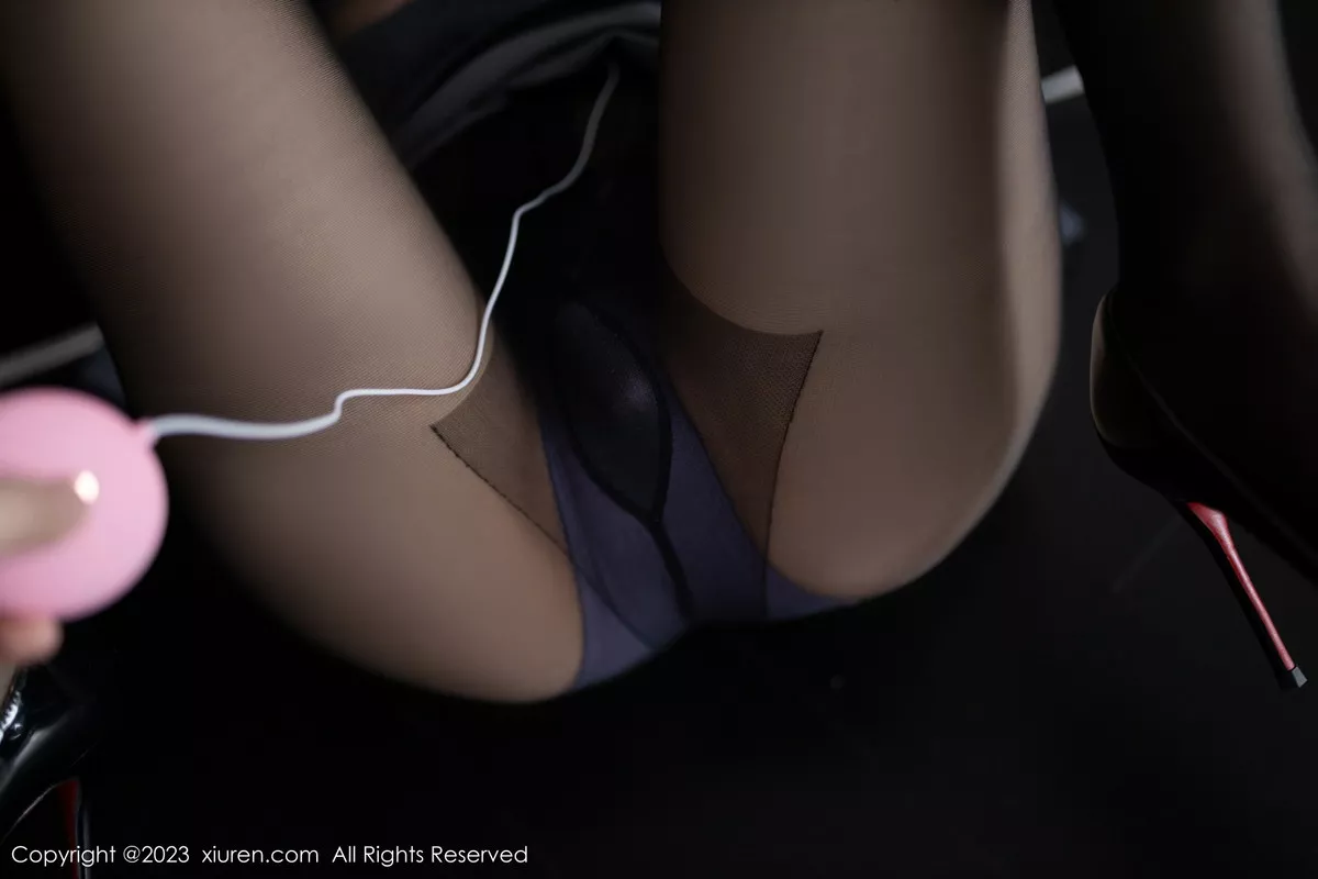 [[XiuRen秀人网]秀人网]No.7423_模特陆萱萱捆绑主题性感深灰色Ol服饰露紫灰蕾丝内衣诱惑写真80P