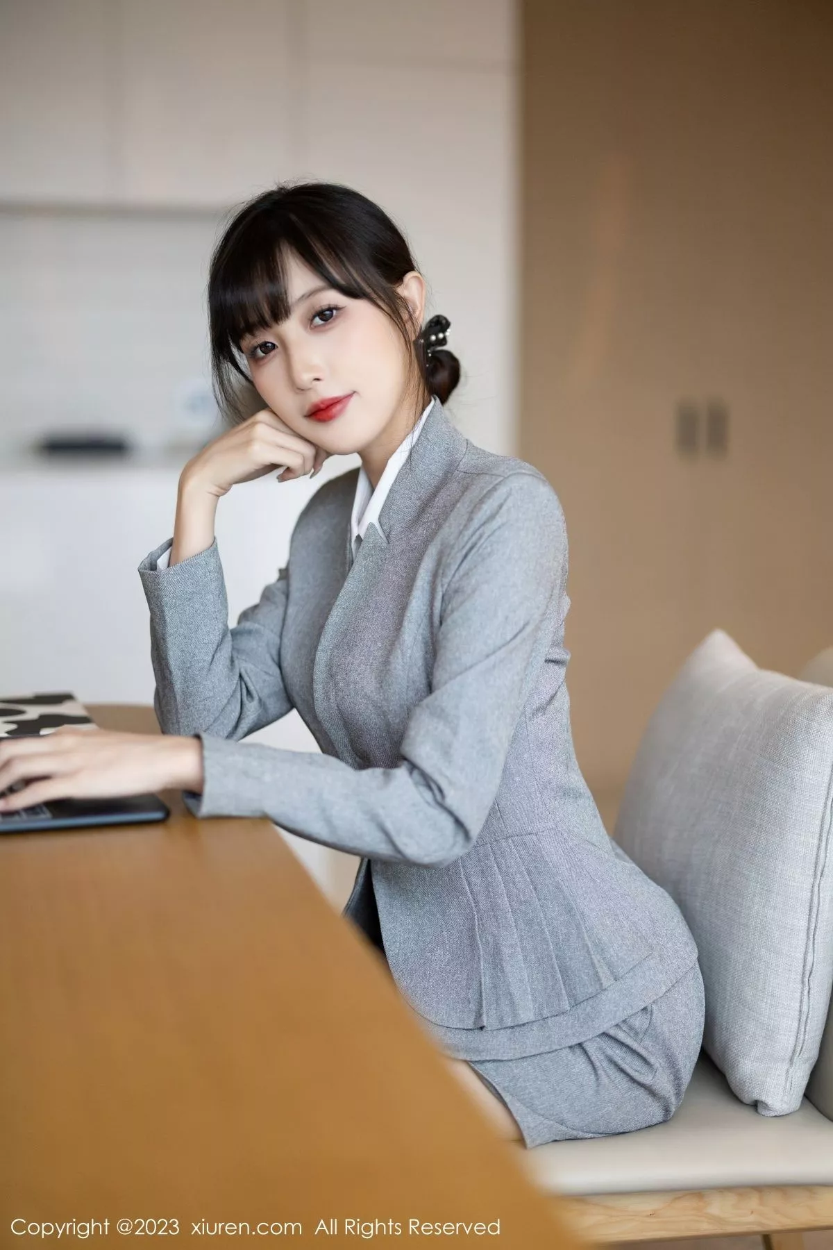 [[XiuRen秀人网]秀人网]No.7422_模特林星阑性感灰色OL服饰+淡蓝连衣短裙秀曼妙身姿诱惑写真85P