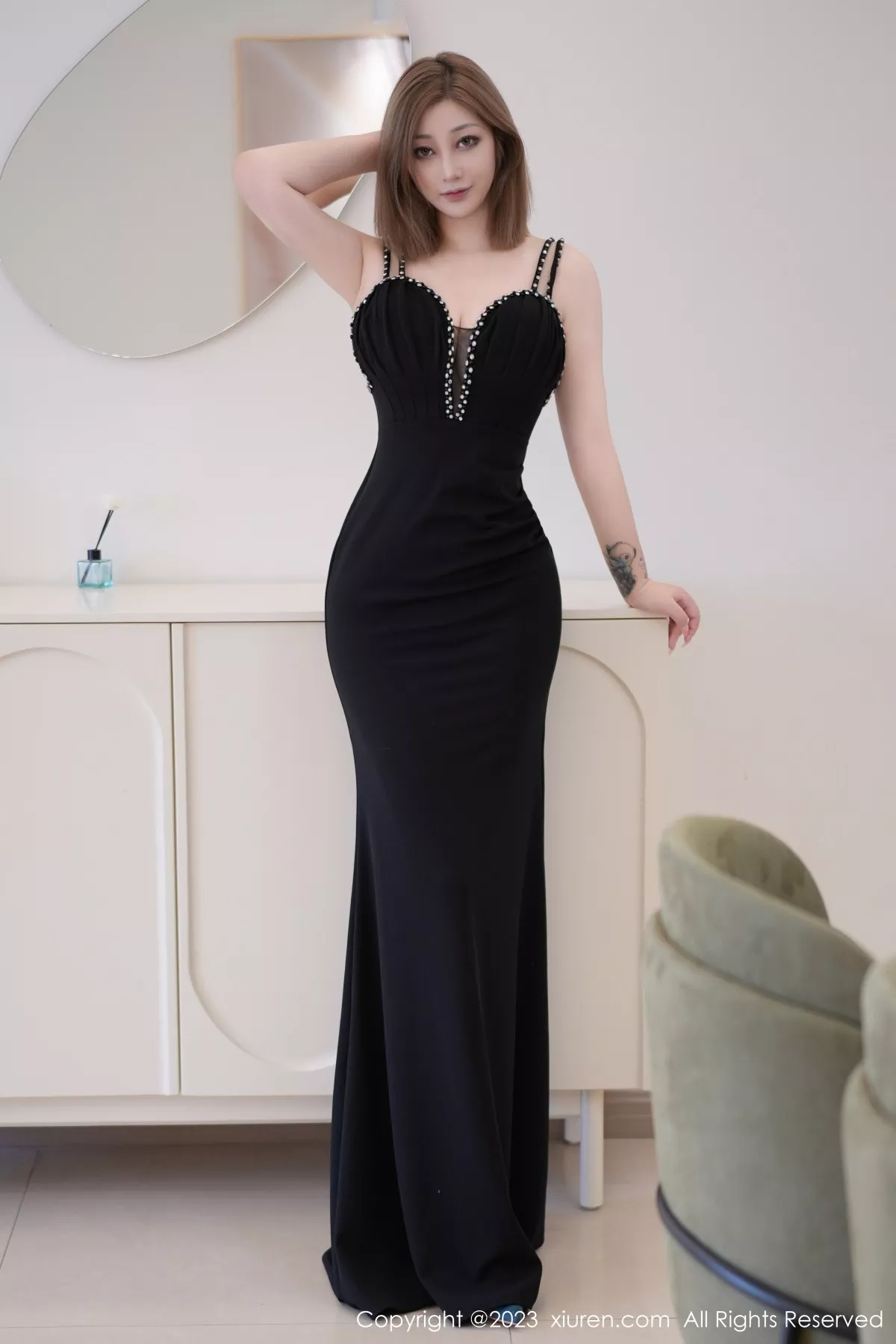 [[XiuRen秀人网]秀人网]No.7427_女神妲己_Toxic性感黑色低胸礼裙半脱秀丰满身材撩人诱惑写真60P
