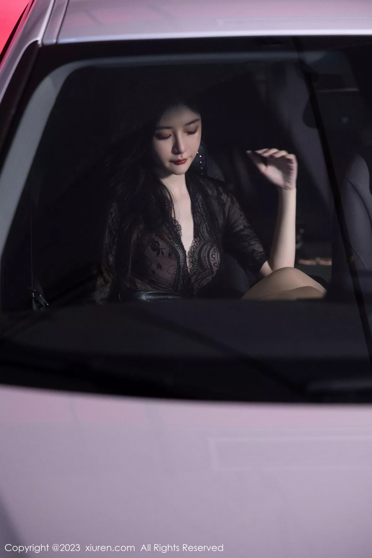 [[XiuRen秀人网]秀人网]No.7431_女神幼幼车内场景黑色薄纱上衣配黑皮短裙露闪亮肉丝诱惑写真83P