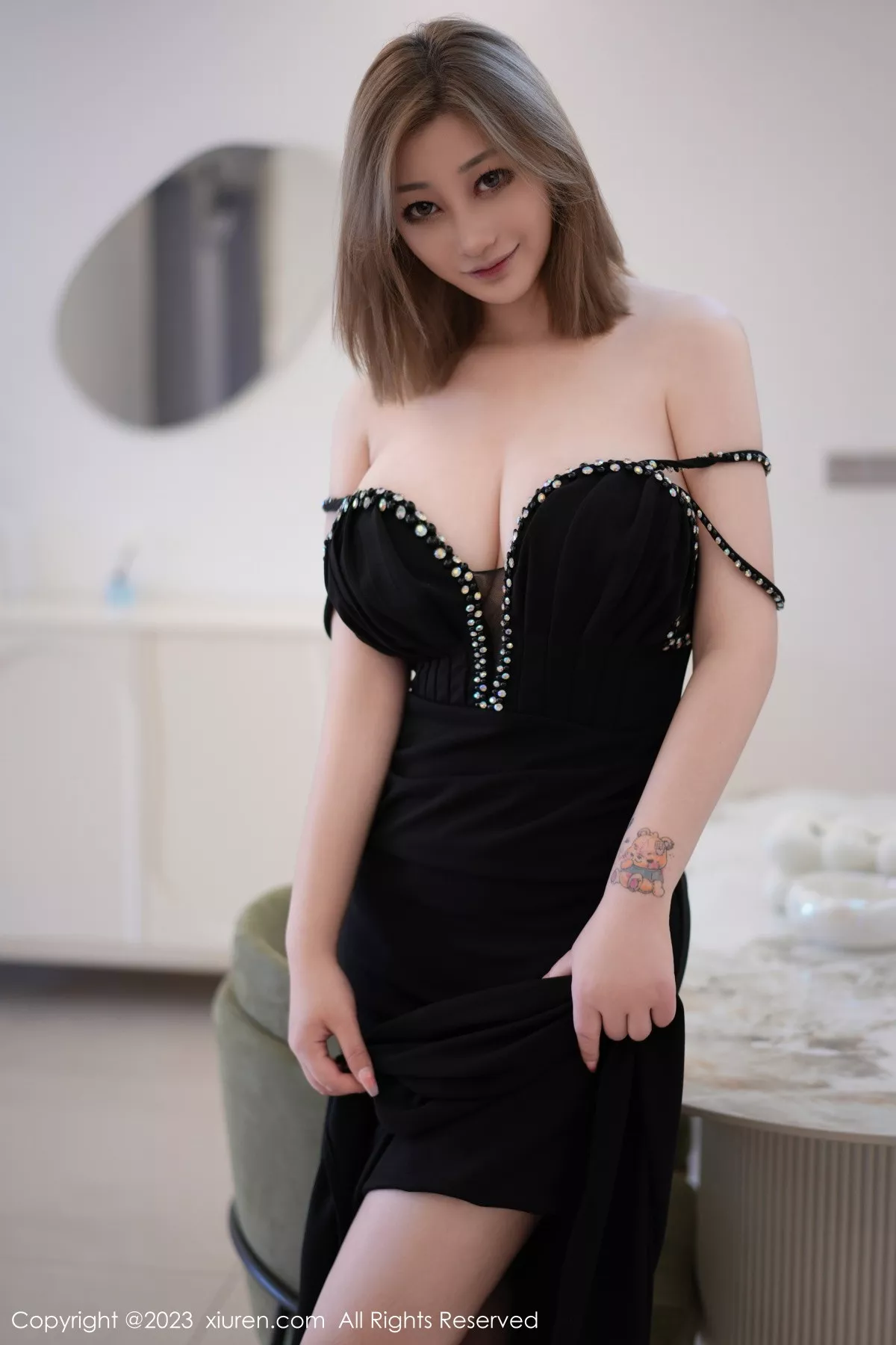 [[XiuRen秀人网]秀人网]No.7427_女神妲己_Toxic性感黑色低胸礼裙半脱秀丰满身材撩人诱惑写真60P