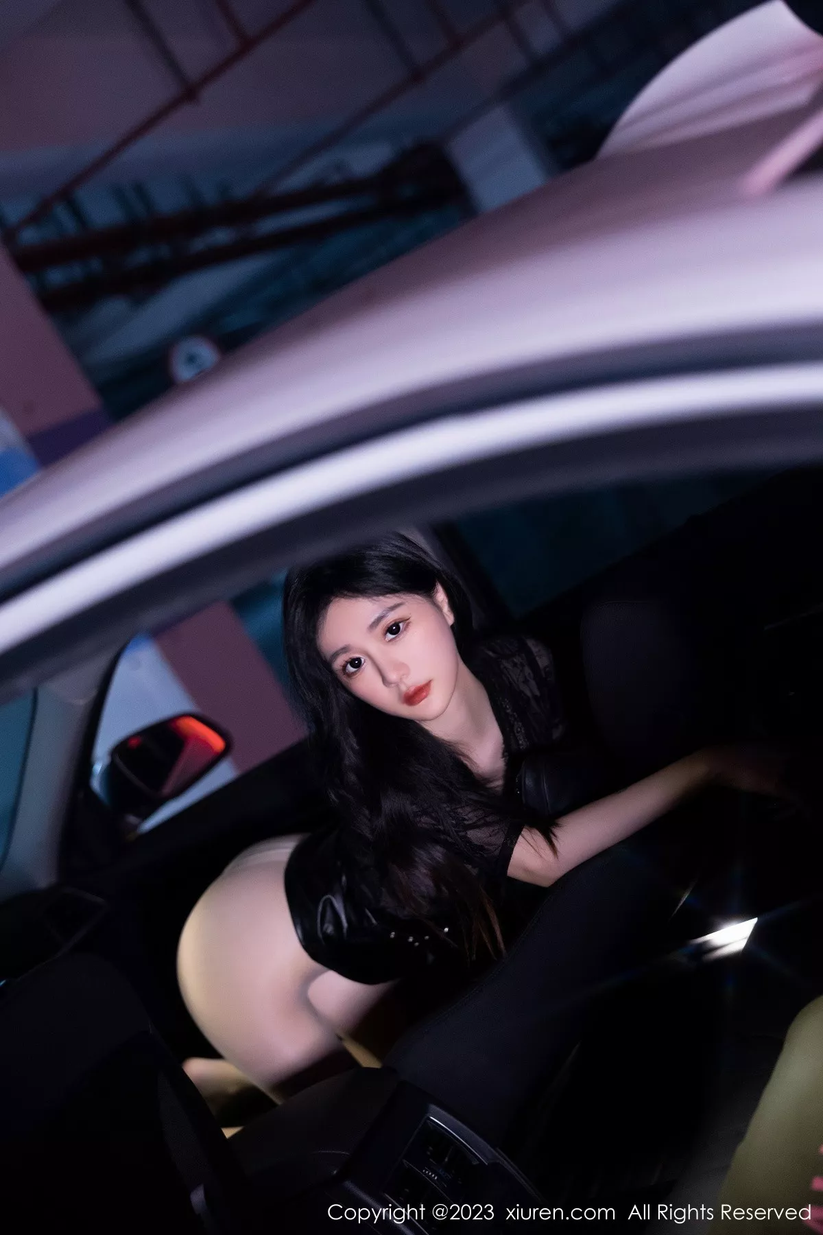 [[XiuRen秀人网]秀人网]No.7431_女神幼幼车内场景黑色薄纱上衣配黑皮短裙露闪亮肉丝诱惑写真83P