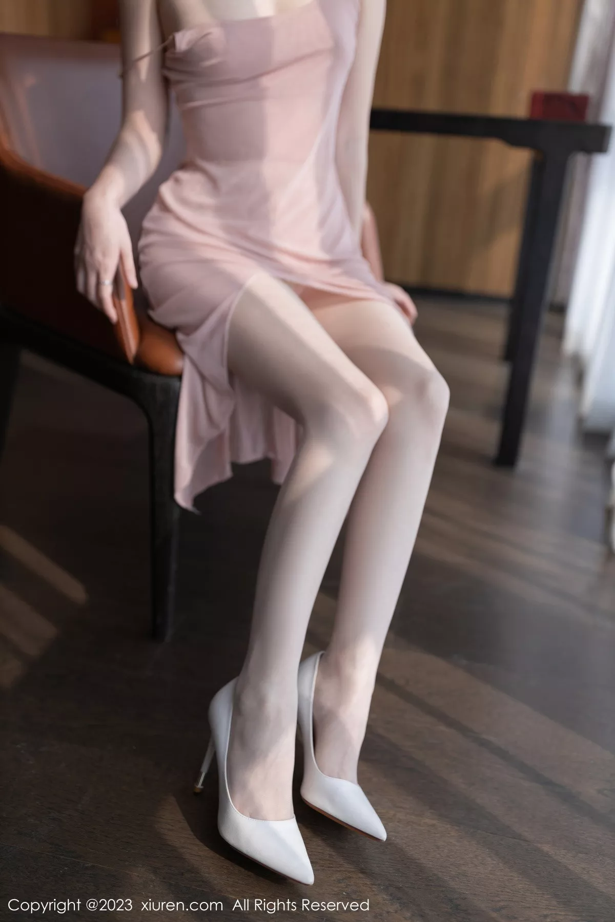 [[XiuRen秀人网]秀人网]No.7429_模特鱼子酱Fish性感粉桃吊带裙配原色丝袜秀曼妙身姿诱惑写真80P