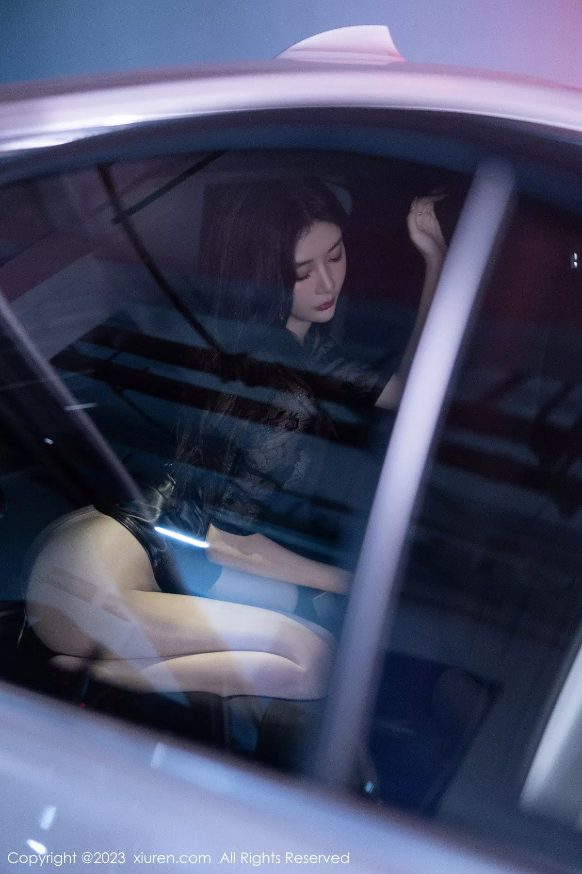 [[XiuRen秀人网]秀人网]No.7431_女神幼幼车内场景黑色薄纱上衣配黑皮短裙露闪亮肉丝诱惑写真83P