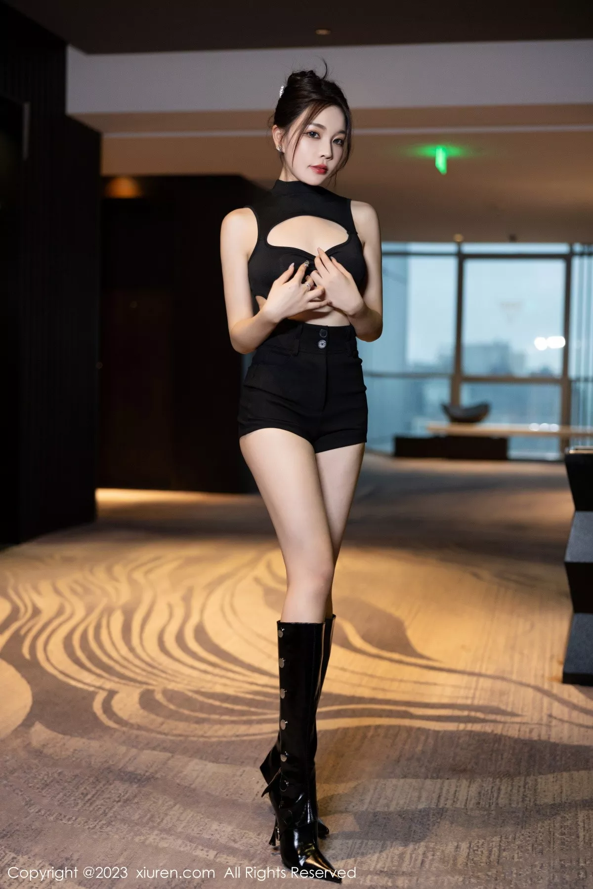 [[XiuRen秀人网]秀人网]No.7432_女神徐莉芝Booty性感黑色情趣服配黑丝吊袜秀曼妙身姿诱惑写真82P