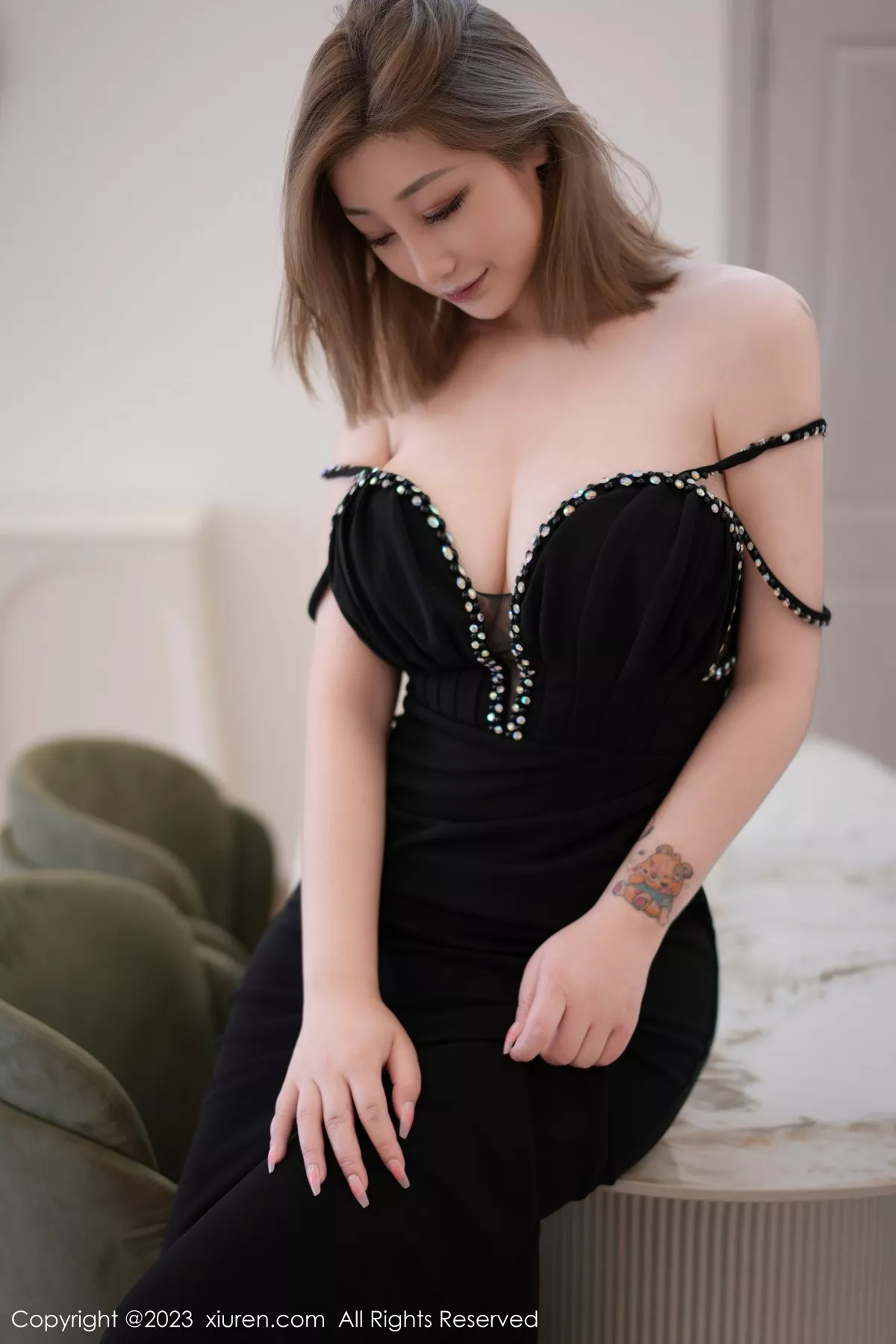 [[XiuRen秀人网]秀人网]No.7427_女神妲己_Toxic性感黑色低胸礼裙半脱秀丰满身材撩人诱惑写真60P