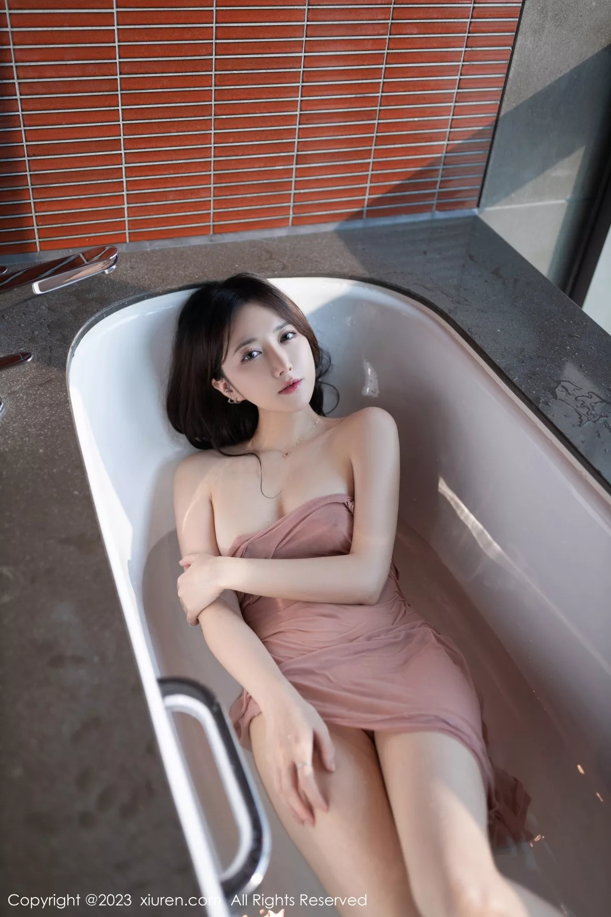 [[XiuRen秀人网]秀人网]No.7429_模特鱼子酱Fish性感粉桃吊带裙配原色丝袜秀曼妙身姿诱惑写真80P