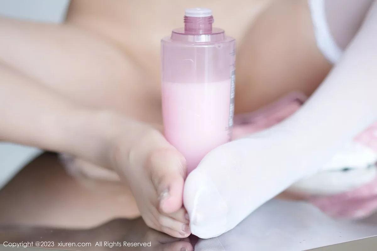 [[XiuRen秀人网]秀人网]No.7426_模特laura阿姣半脱露性感浅色内衣配白丝袜秀曼妙身姿诱惑写真87P