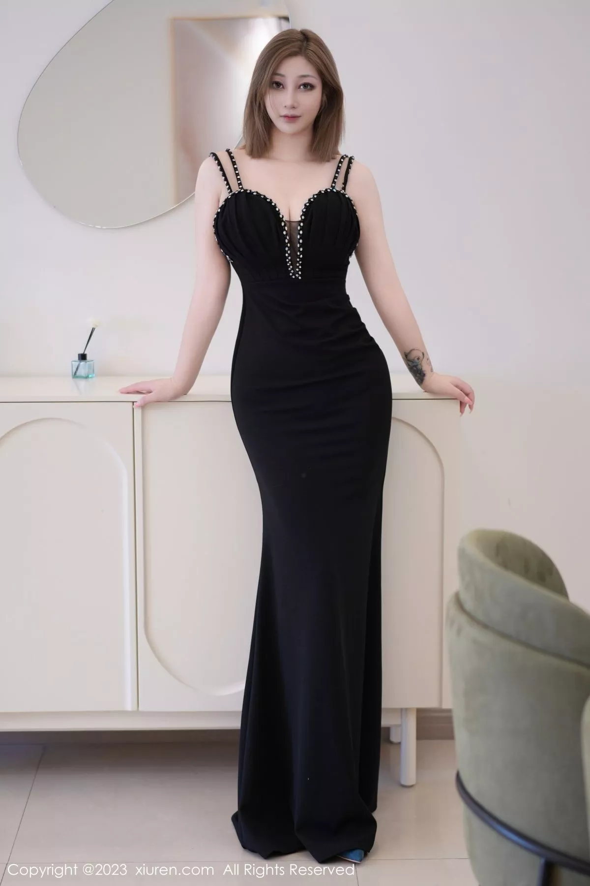 [[XiuRen秀人网]秀人网]No.7427_女神妲己_Toxic性感黑色低胸礼裙半脱秀丰满身材撩人诱惑写真60P