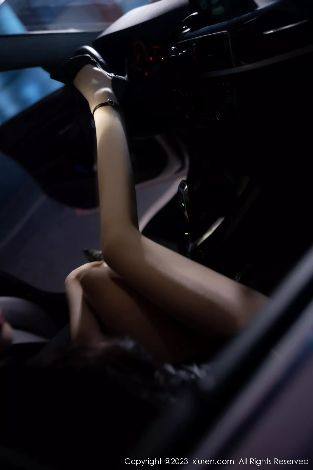 [[XiuRen秀人网]秀人网]No.7431_女神幼幼车内场景黑色薄纱上衣配黑皮短裙露闪亮肉丝诱惑写真83P