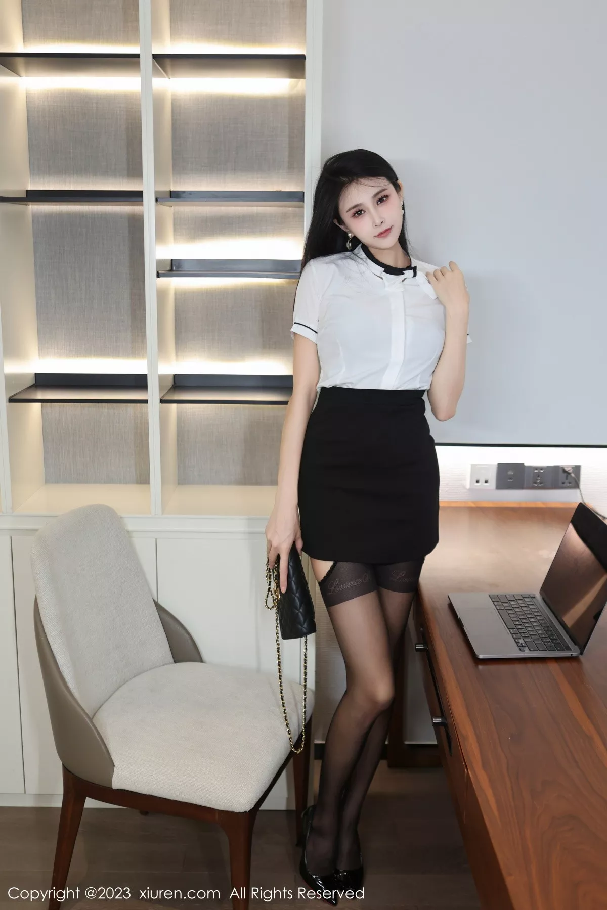 [[XiuRen秀人网]秀人网]No.7424_模特草莓mm性感白T配短裙露黑色蕾丝内衣秀曼妙身姿诱惑写真74P