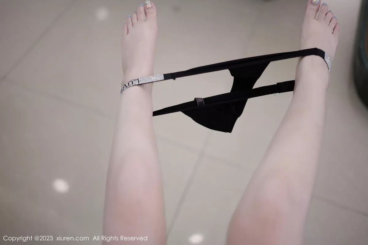 [[XiuRen秀人网]秀人网]No.7427_女神妲己_Toxic性感黑色低胸礼裙半脱秀丰满身材撩人诱惑写真60P