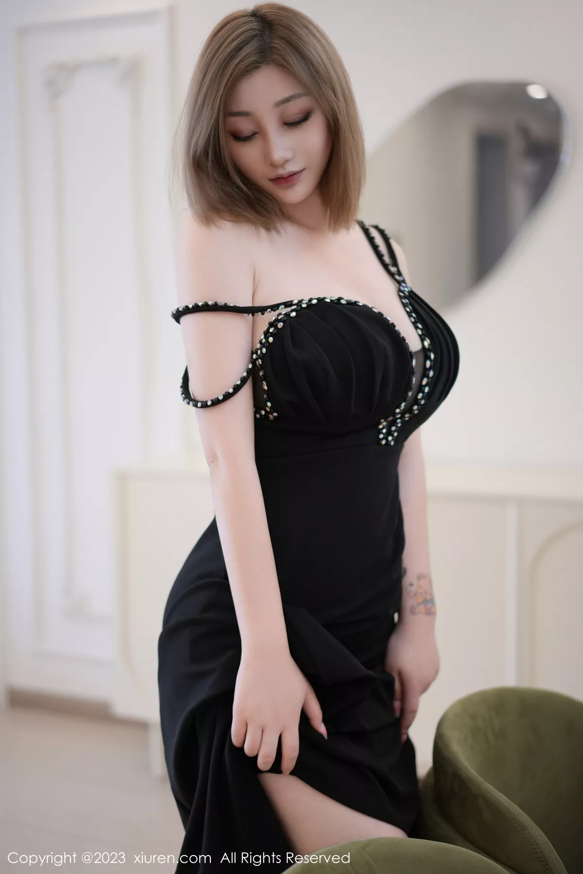 [[XiuRen秀人网]秀人网]No.7427_女神妲己_Toxic性感黑色低胸礼裙半脱秀丰满身材撩人诱惑写真60P