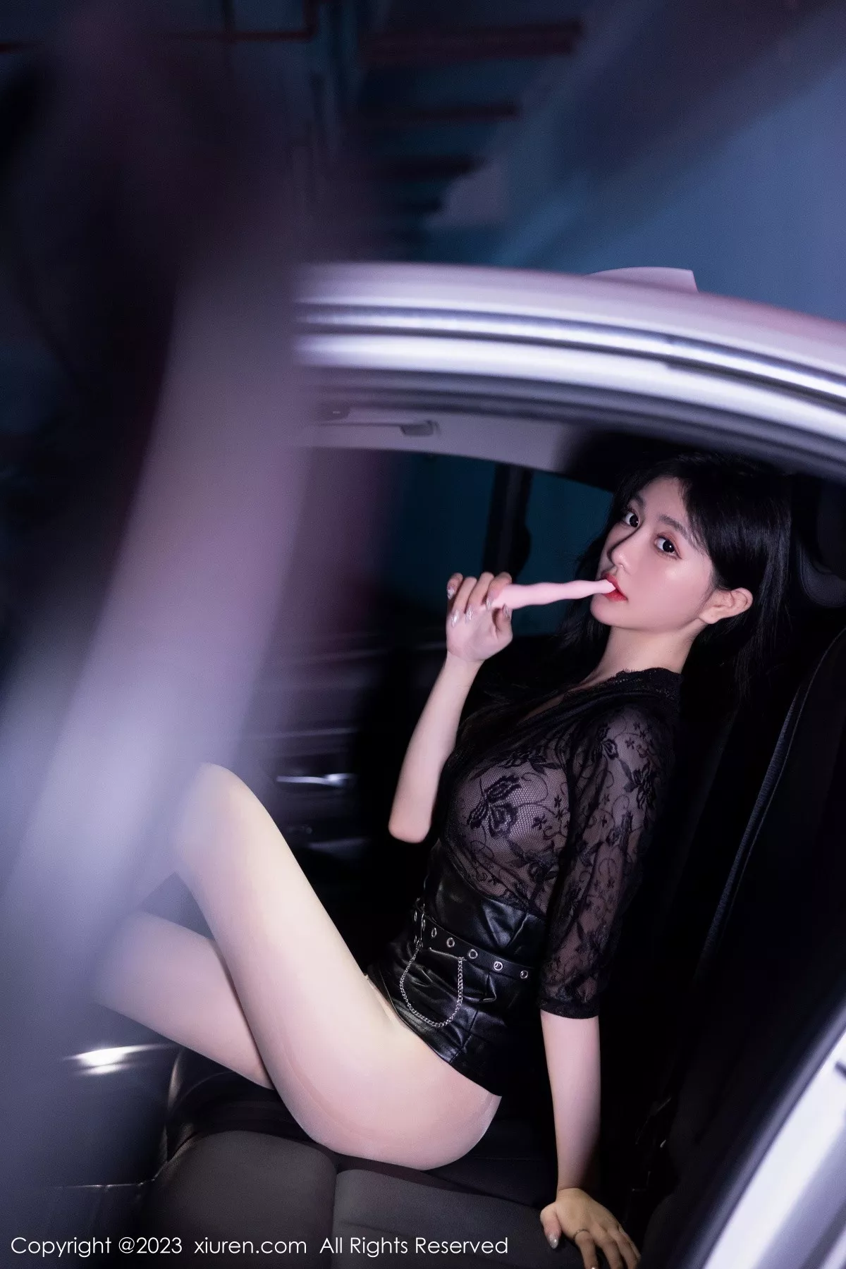 [[XiuRen秀人网]秀人网]No.7431_女神幼幼车内场景黑色薄纱上衣配黑皮短裙露闪亮肉丝诱惑写真83P