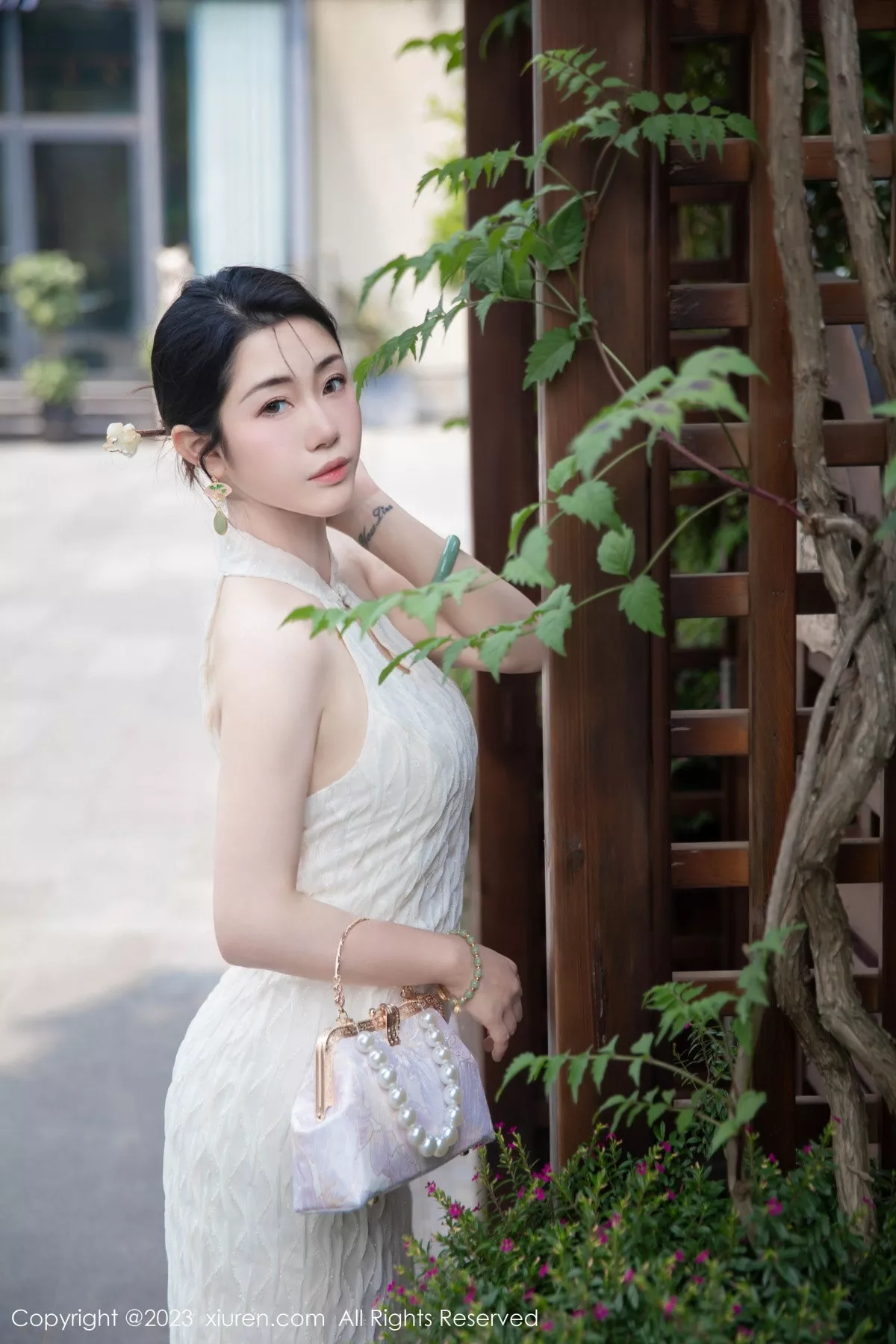 [[XiuRen秀人网]秀人网]No.7435_模特严利娅Yuliya性感白色旗袍服饰秀婀娜身姿完美诱惑写真71P