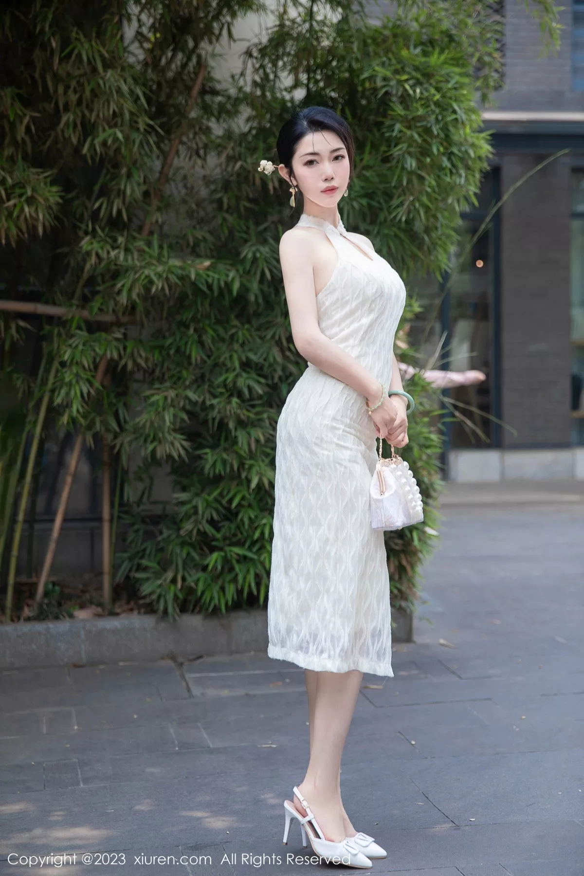 [[XiuRen秀人网]秀人网]No.7435_模特严利娅Yuliya性感白色旗袍服饰秀婀娜身姿完美诱惑写真71P