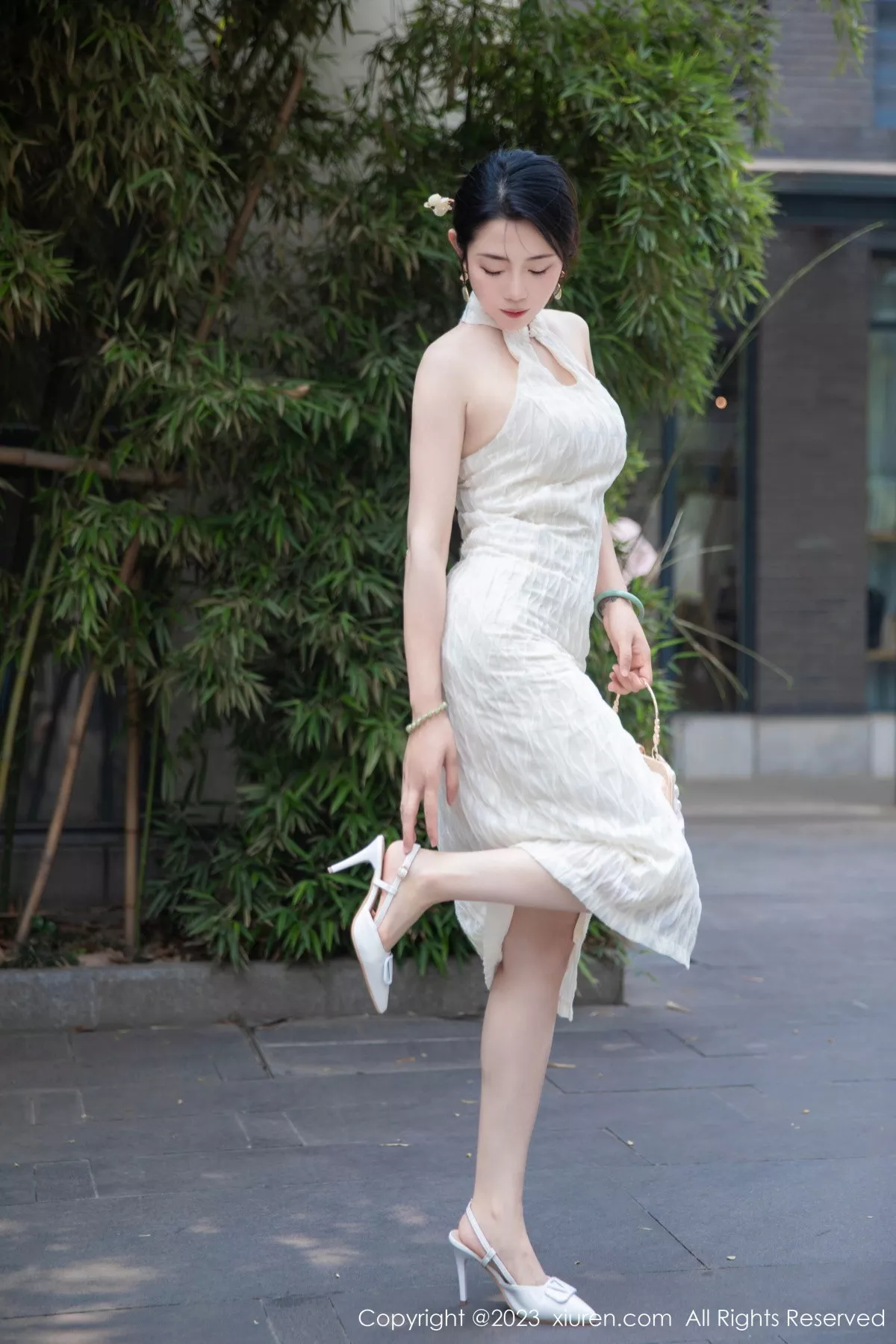 [[XiuRen秀人网]秀人网]No.7435_模特严利娅Yuliya性感白色旗袍服饰秀婀娜身姿完美诱惑写真71P