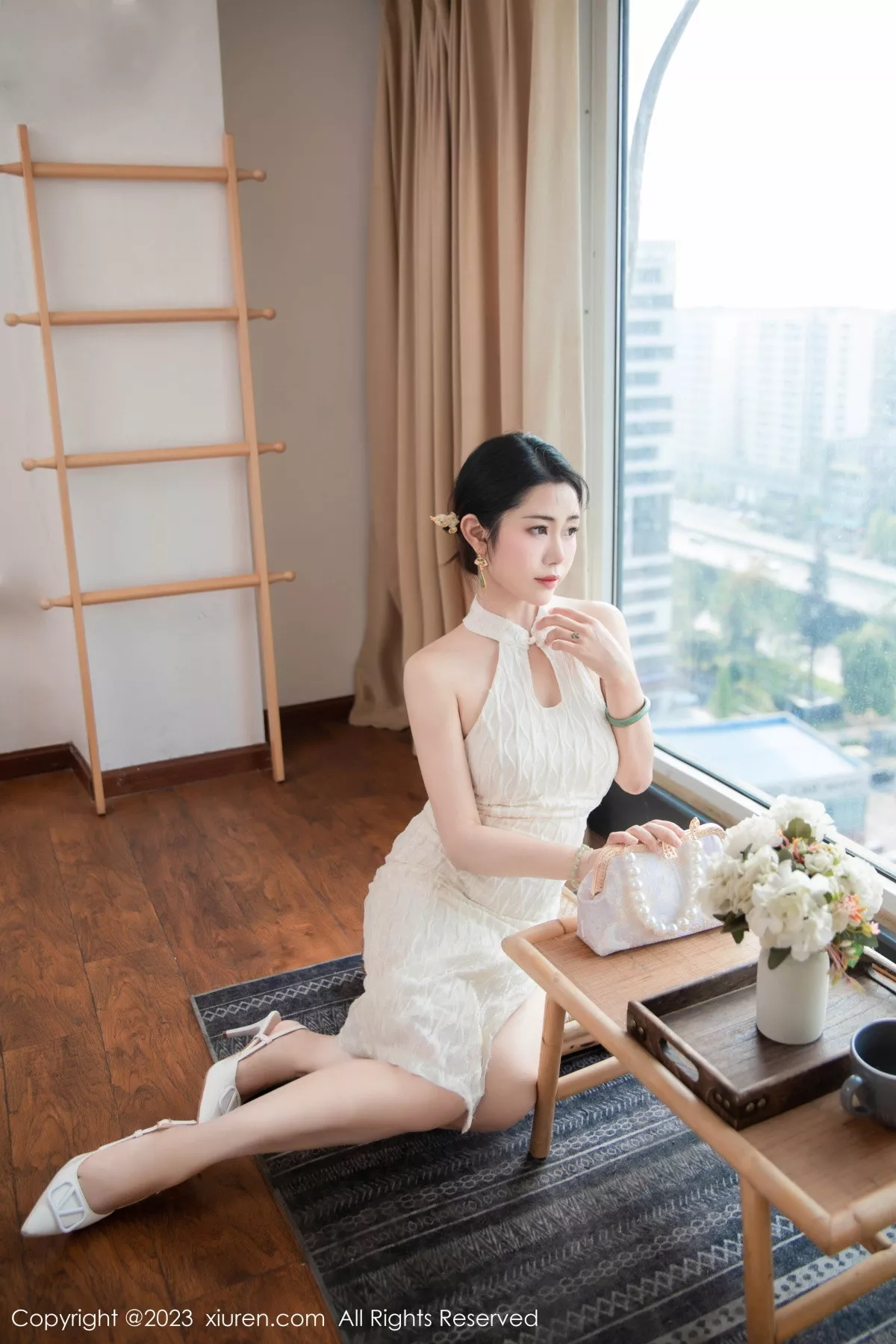 [[XiuRen秀人网]秀人网]No.7435_模特严利娅Yuliya性感白色旗袍服饰秀婀娜身姿完美诱惑写真71P