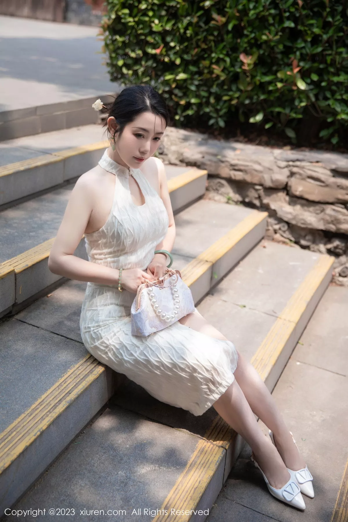 [[XiuRen秀人网]秀人网]No.7435_模特严利娅Yuliya性感白色旗袍服饰秀婀娜身姿完美诱惑写真71P