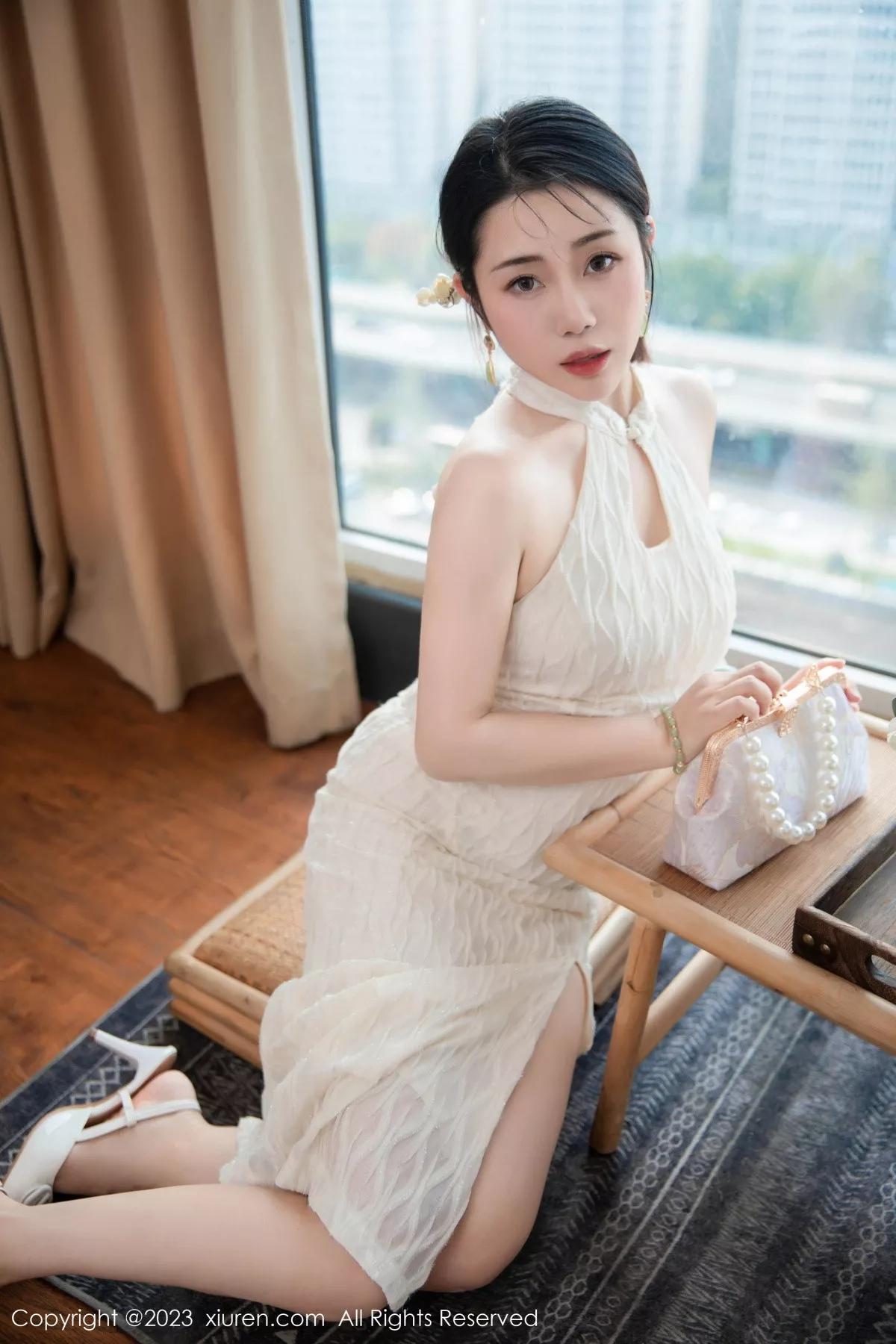 [[XiuRen秀人网]秀人网]No.7435_模特严利娅Yuliya性感白色旗袍服饰秀婀娜身姿完美诱惑写真71P