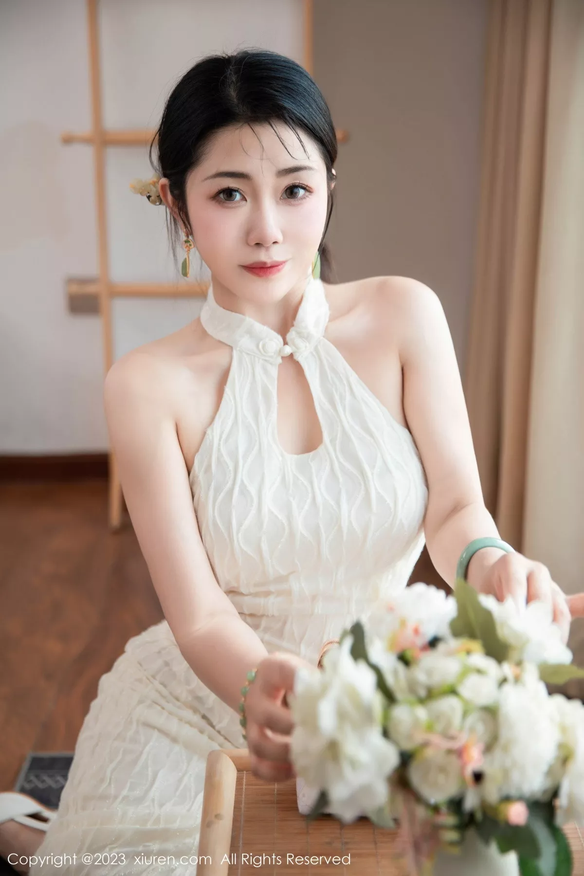 [[XiuRen秀人网]秀人网]No.7435_模特严利娅Yuliya性感白色旗袍服饰秀婀娜身姿完美诱惑写真71P